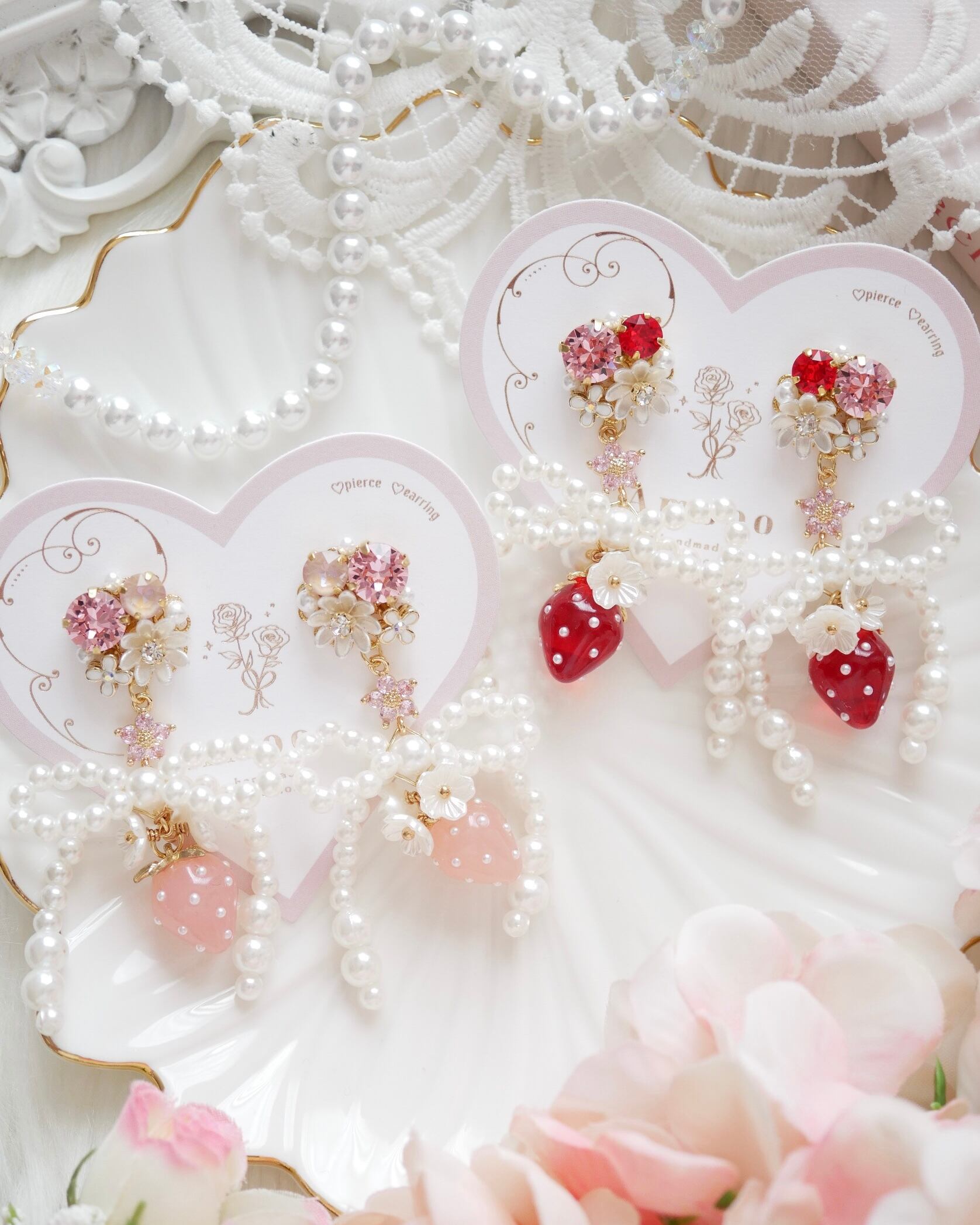 143 ストロベリーパールリボンビジューピアス/イヤリング | Amooo
