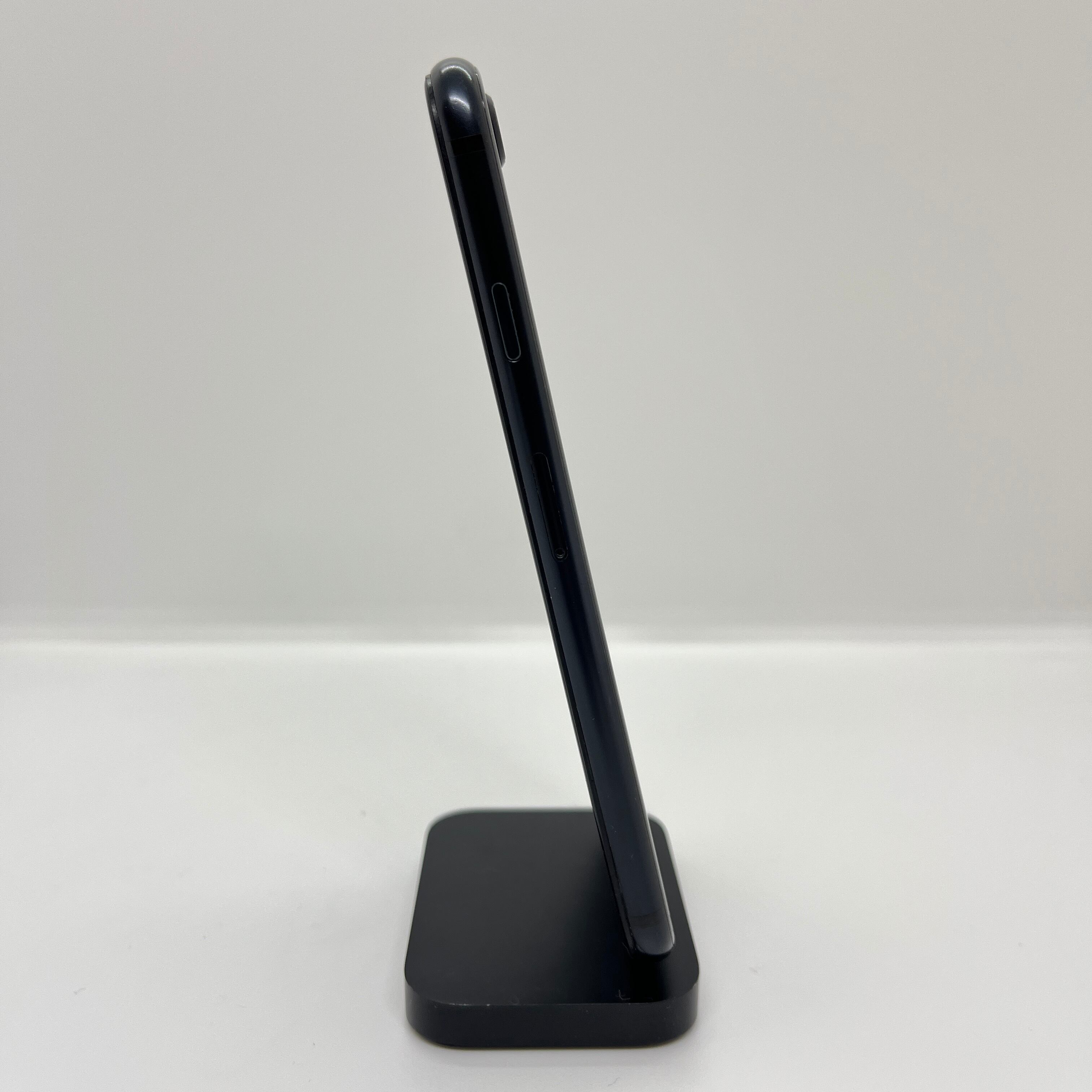 バッテリー新品 iPhoneSE2 64GB ブラック SIMフリー 本体 スマホ