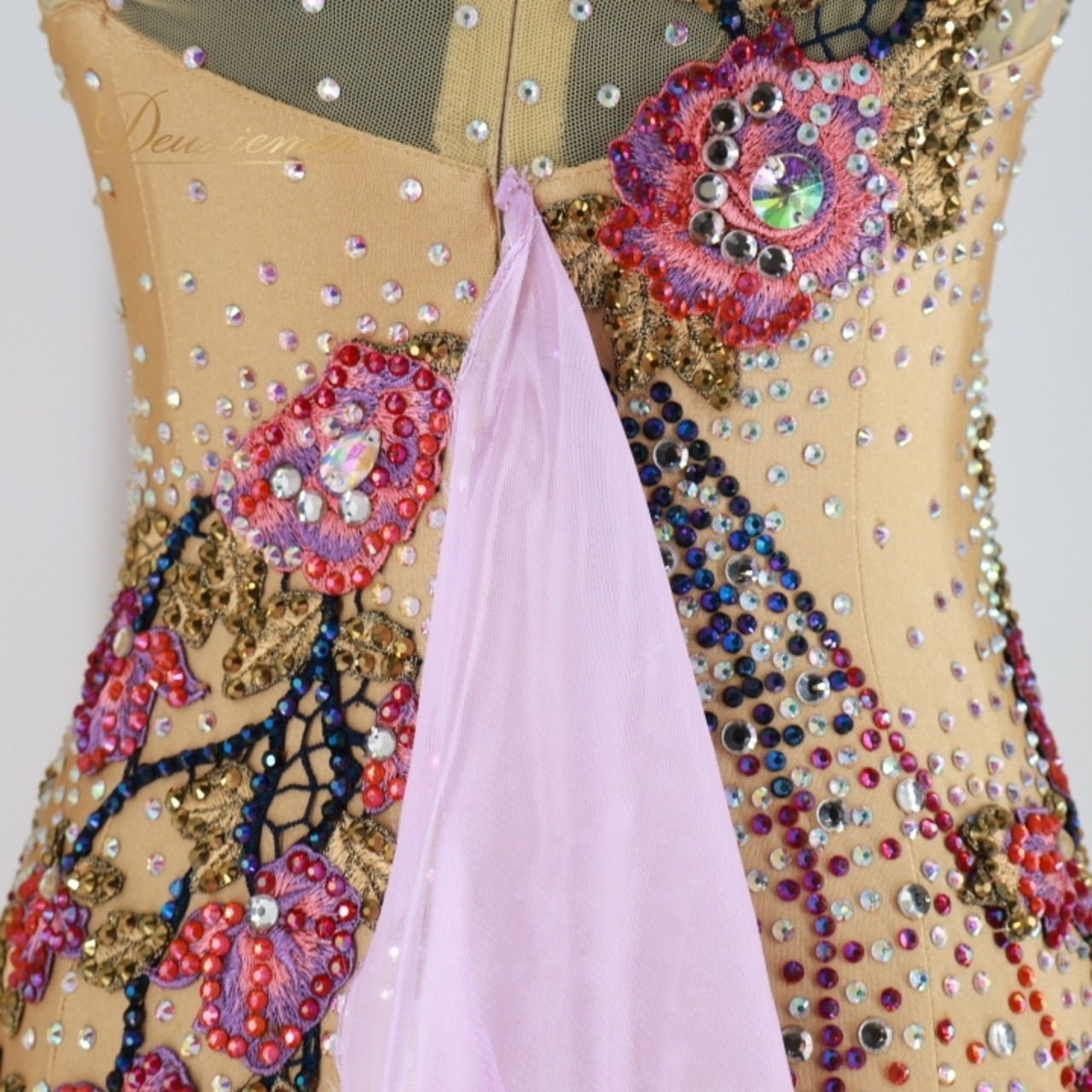 社交ダンス 衣装 スタンダードドレス スタンダード ワンピース ドレス ベージュ 茶色 紫 フロート レース 刺繍 上品 高級感 デモ 競技 ダンス パーティ ベージュ系 パープル系 お洒落 色合い 珍しい スカート3枚重ね
