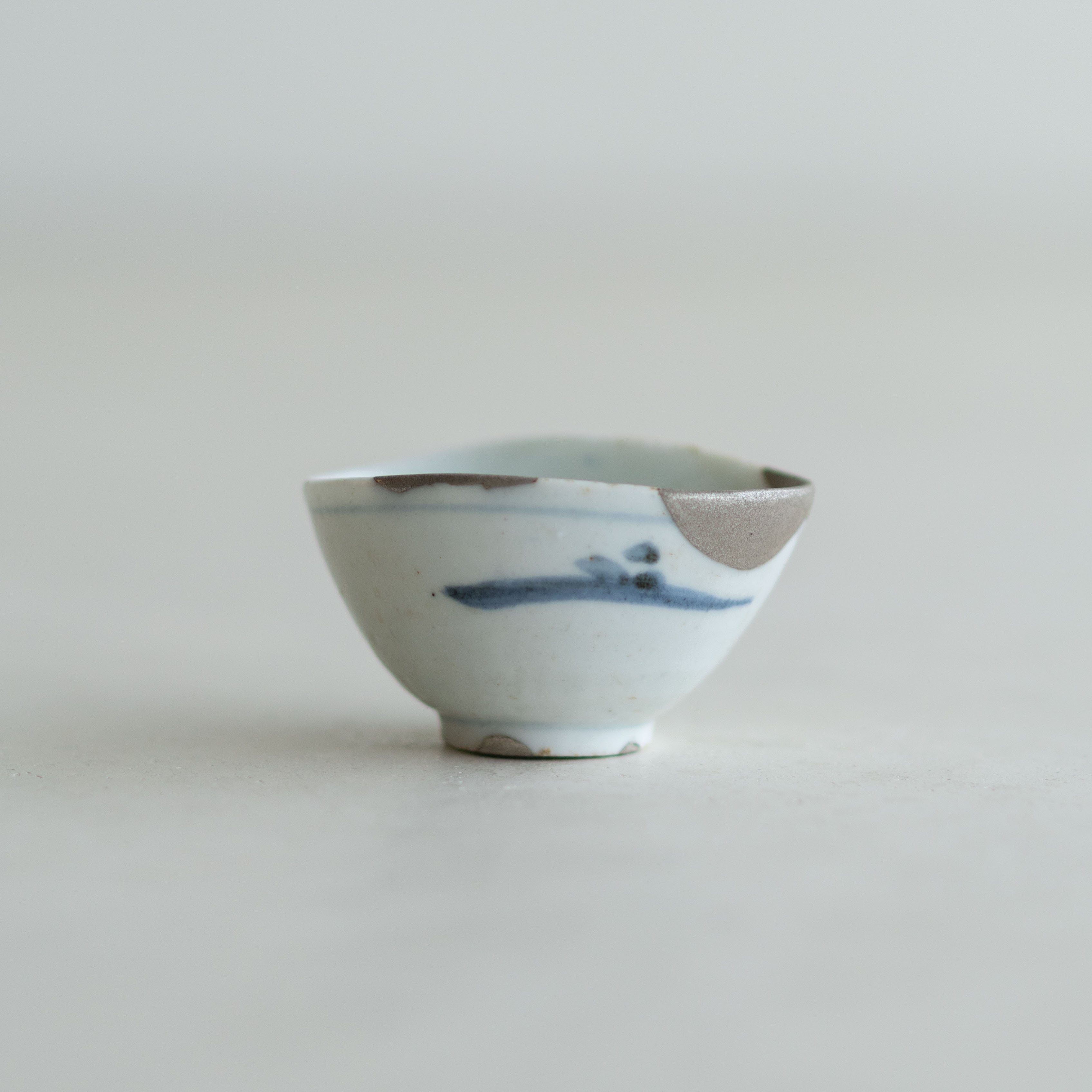 佐久間年春：初期伊万里 山水文沓盃（銀繕い） | filament store