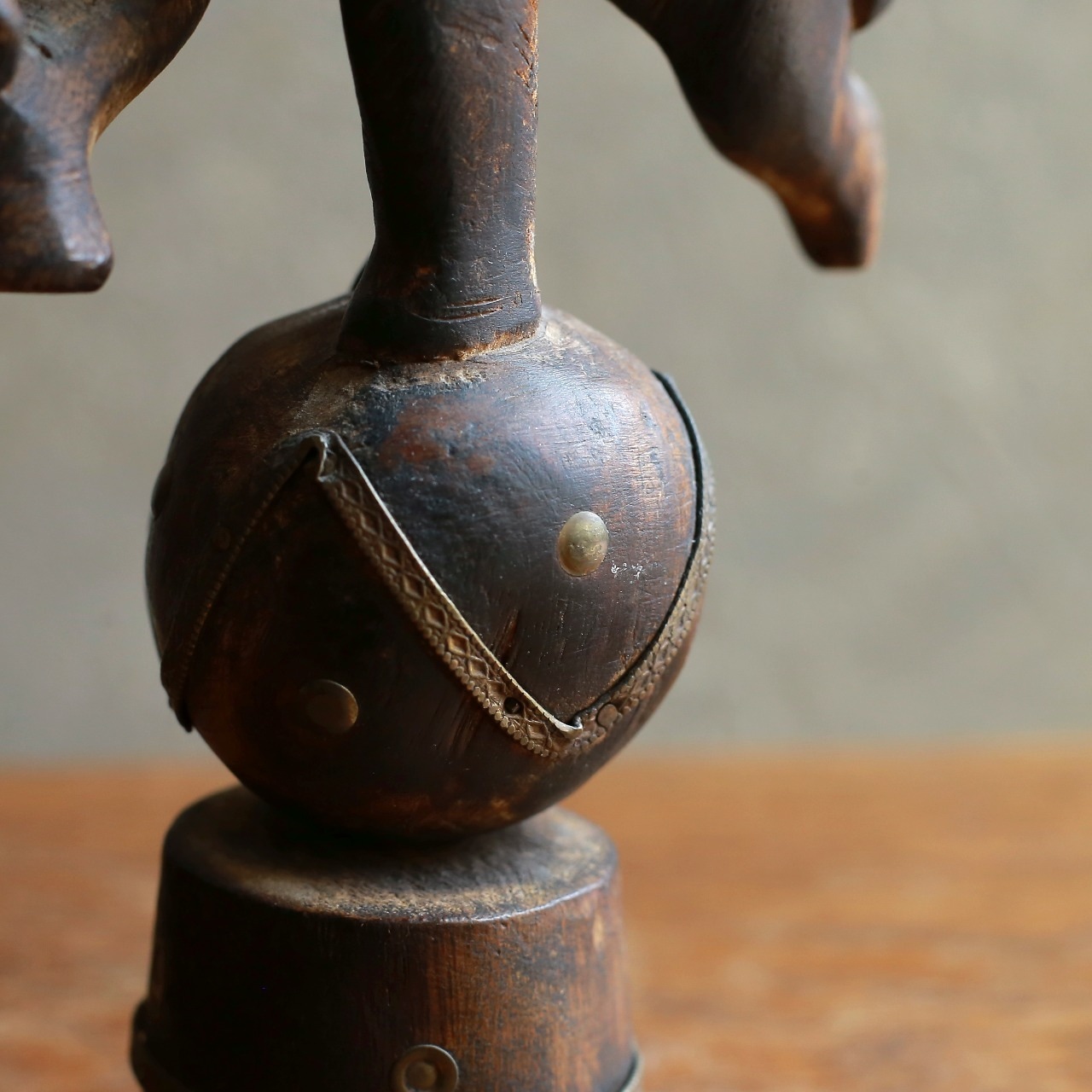 楽しげに玉乗りをする、味わい深い象