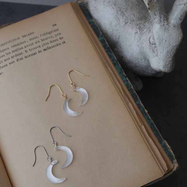 水晶月のピアス　クリスタル×シェル