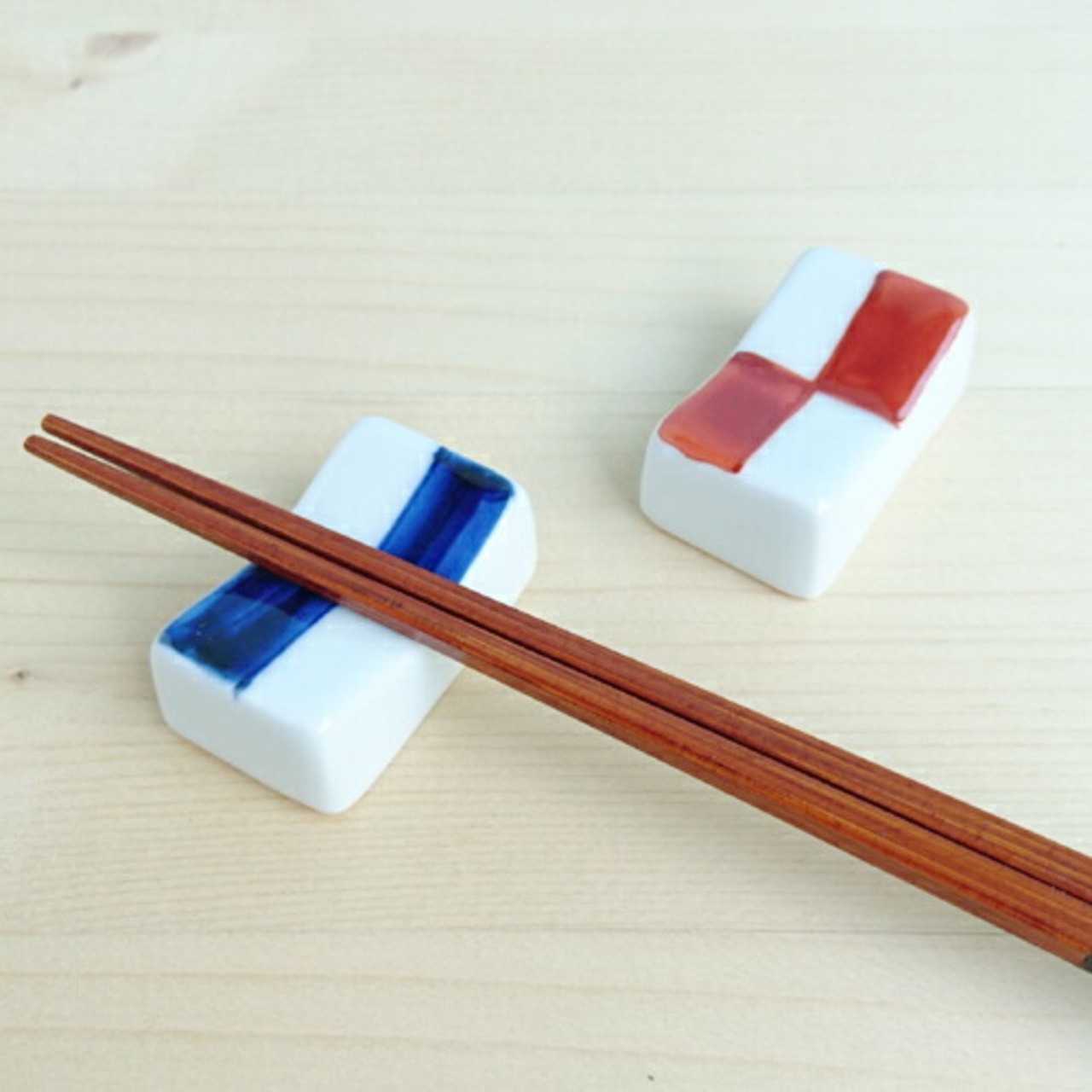 有田焼　波佐見焼　チビ角箸置き　ダミ格子（青・赤） 27-007