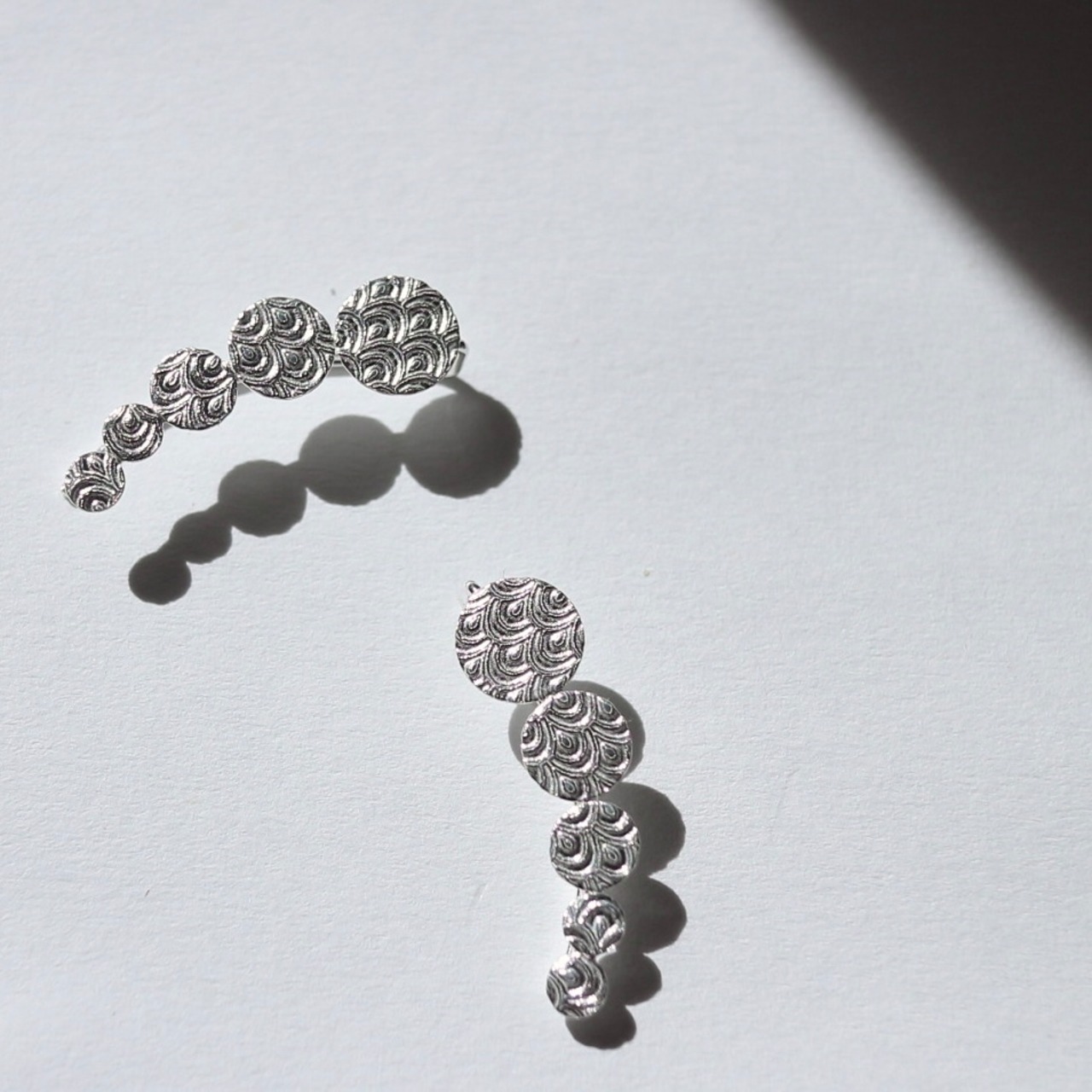 青海波模様のホワイトシルバーイヤーカフ