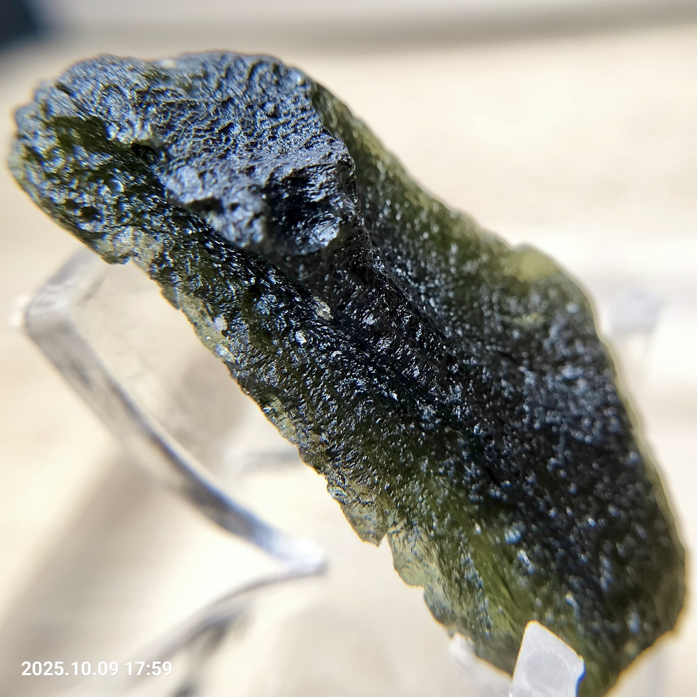 成約済み】超希少 虹入り 天然 無処理 モルダバイト 原石 11.6g 鑑別
