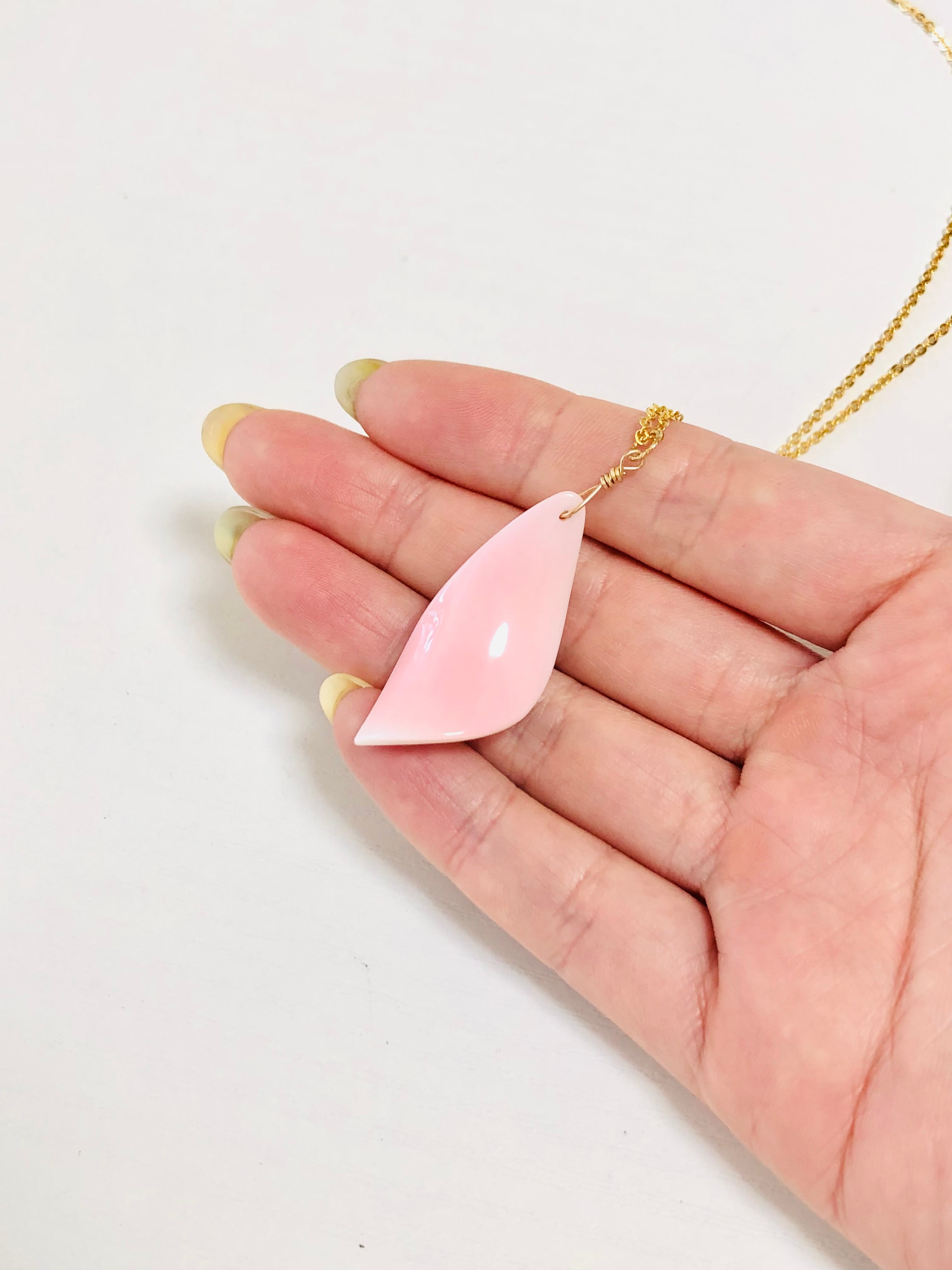 クイーンコンクシェルの大粒花びらネックレス | 虹色の星