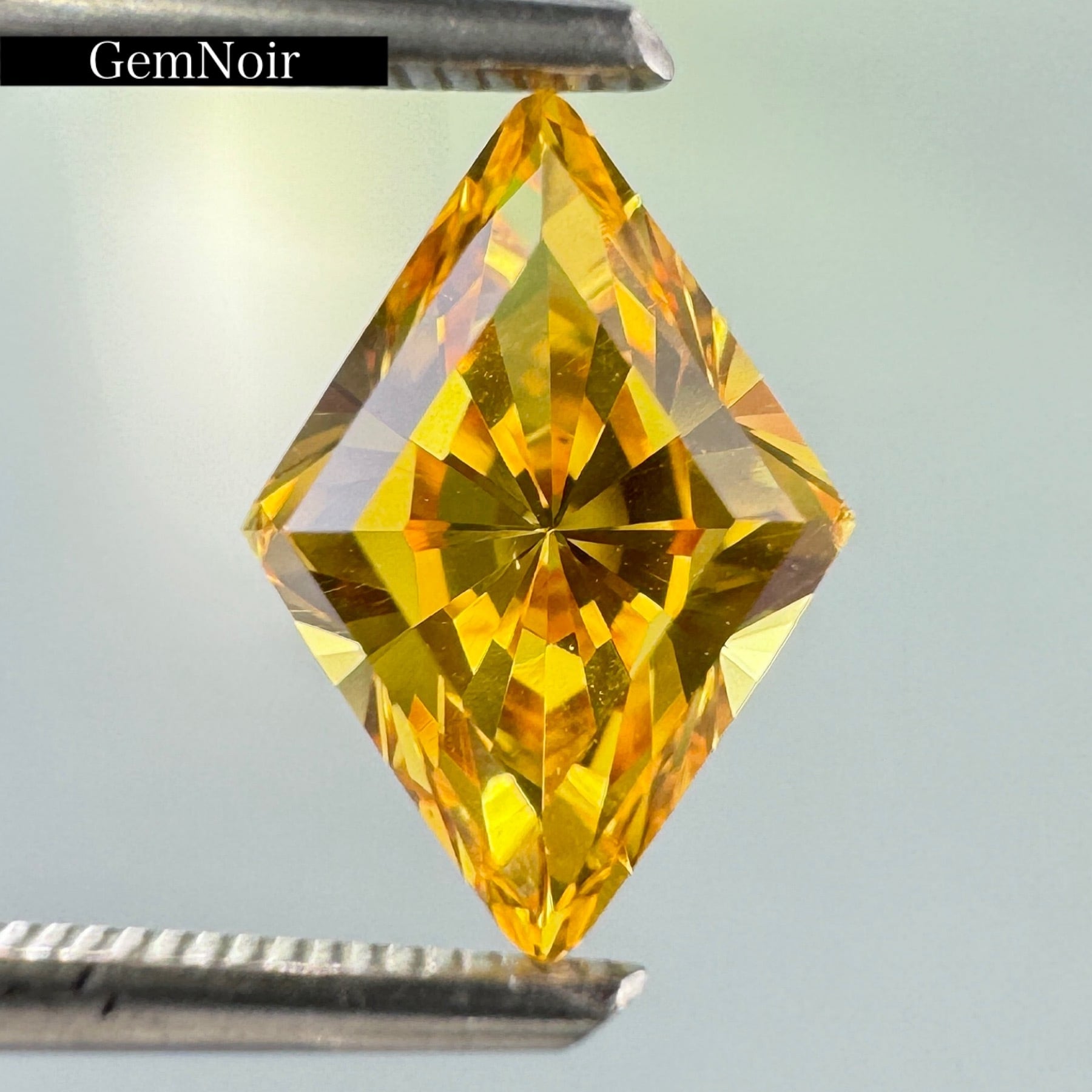 雷の魔石 合成 イエローサファイア 特殊カット ルース | GemNoir