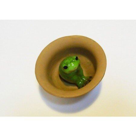 カエル置物 三角座り in お猪口 | caeru