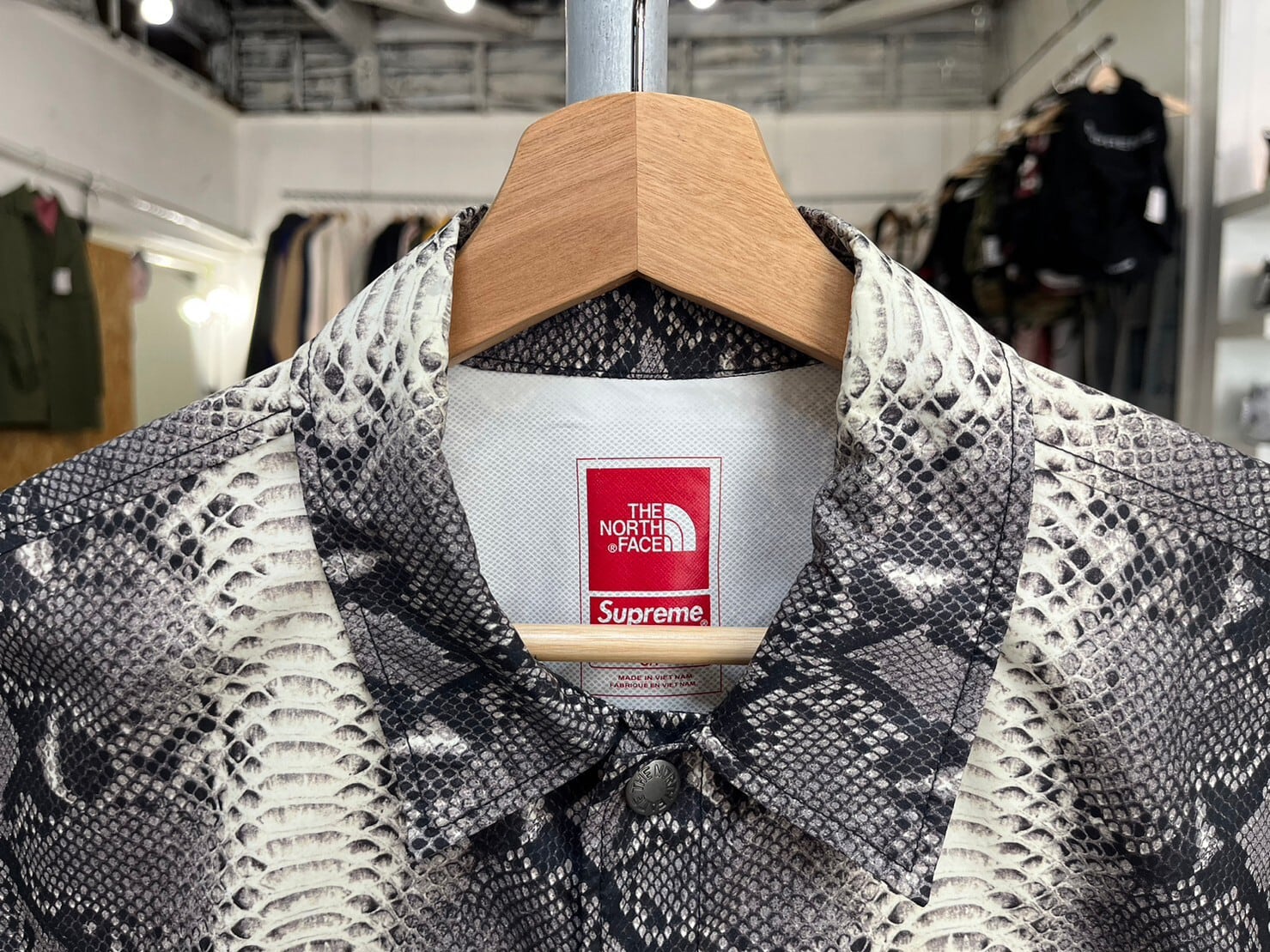 Supreme × THE NORTH FACE SNAKE SKIN TAPED SEAM COACHES JACKET  