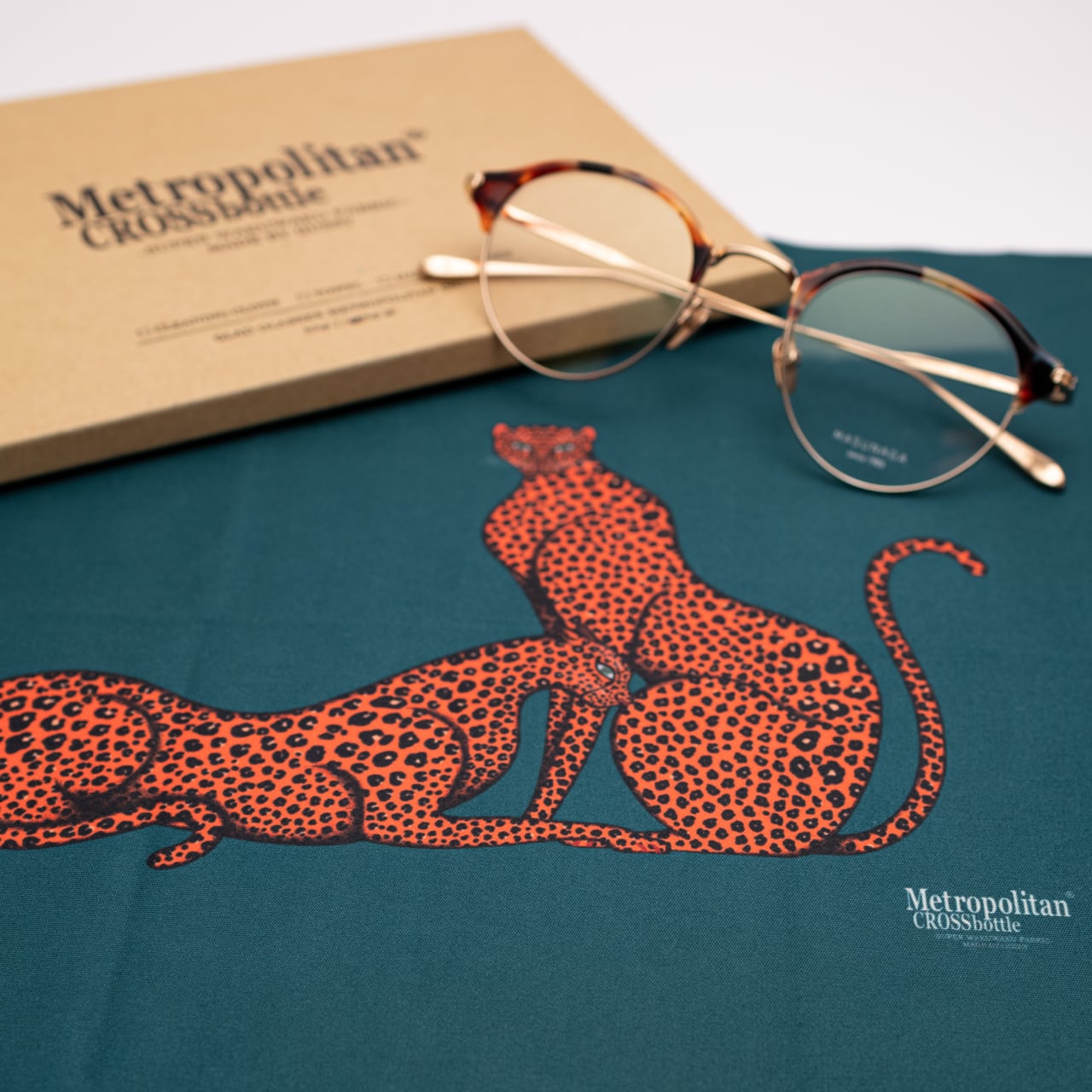 メトロポリタンクロスボトル 村上美帆 メガネクロス size:30cm x 30cm