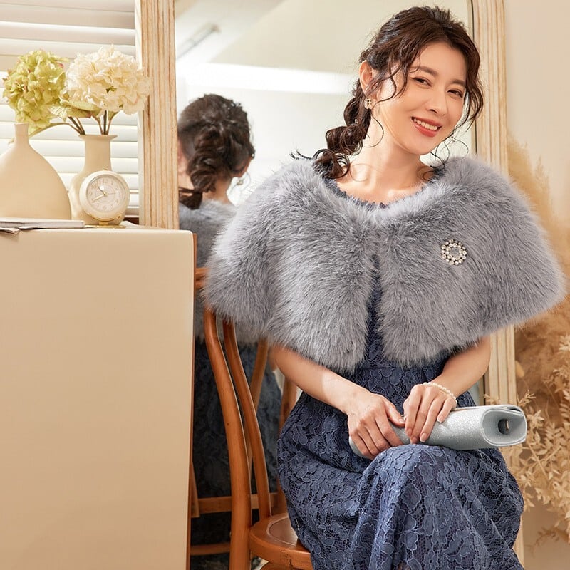 【美品】Rene フードニット黒　ショート丈カーディガン　ファー付ボレロ 美品】Rene フードニット黒 ショート丈カーディガン ファー付ボレロ