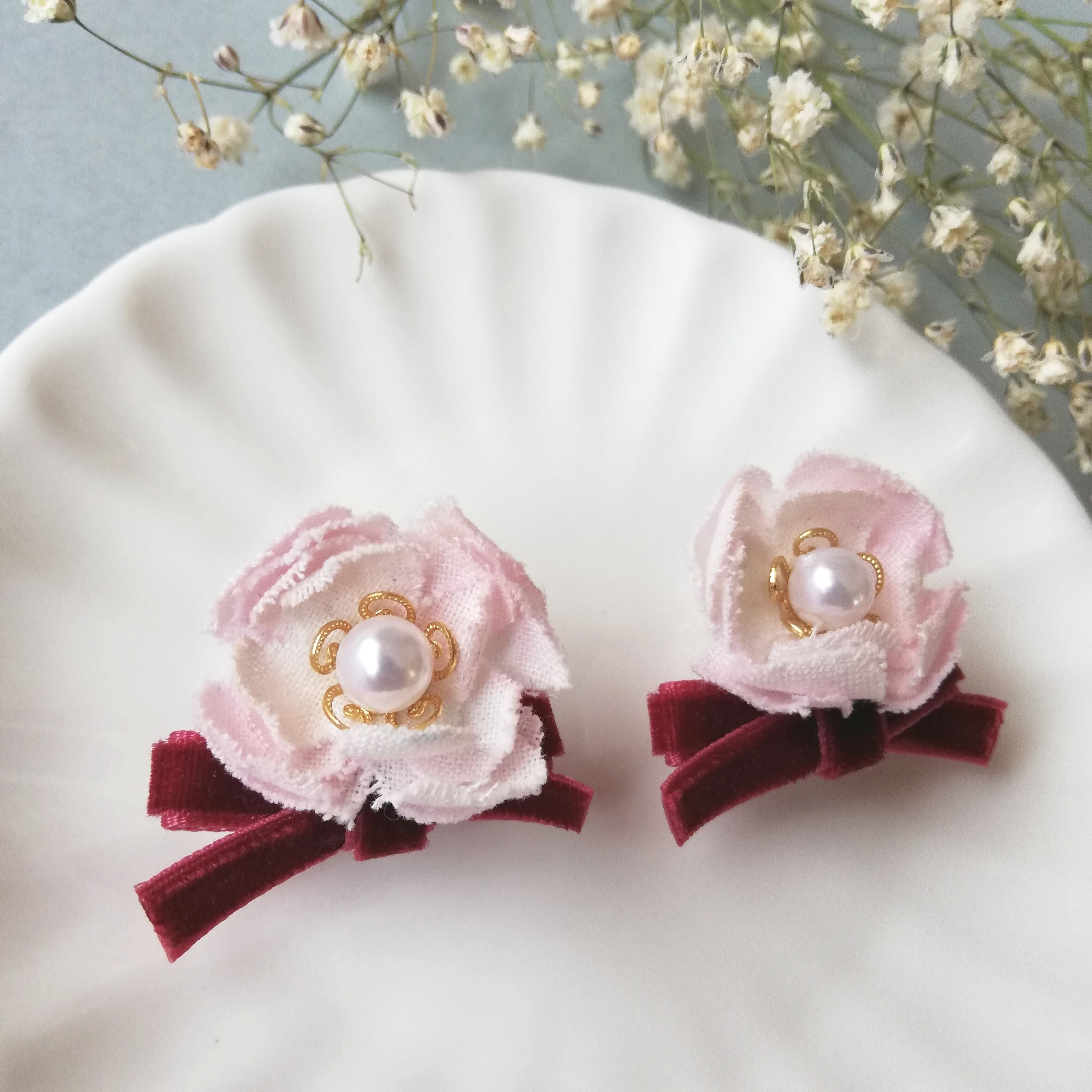 布花とベロアリボンのイヤリング