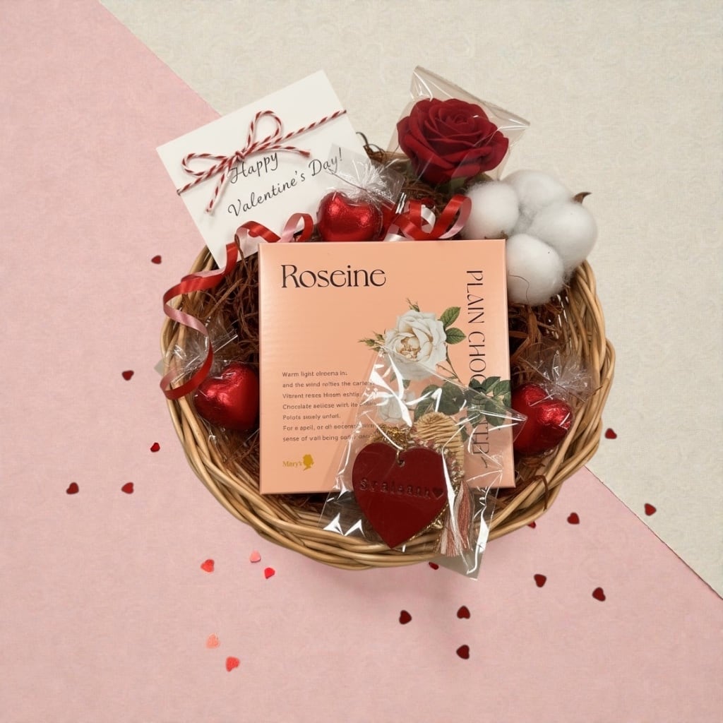 バレンタインギフトセット(ラタンミニバスケット、キーチェーン、チョコレート、メッセージカードset)