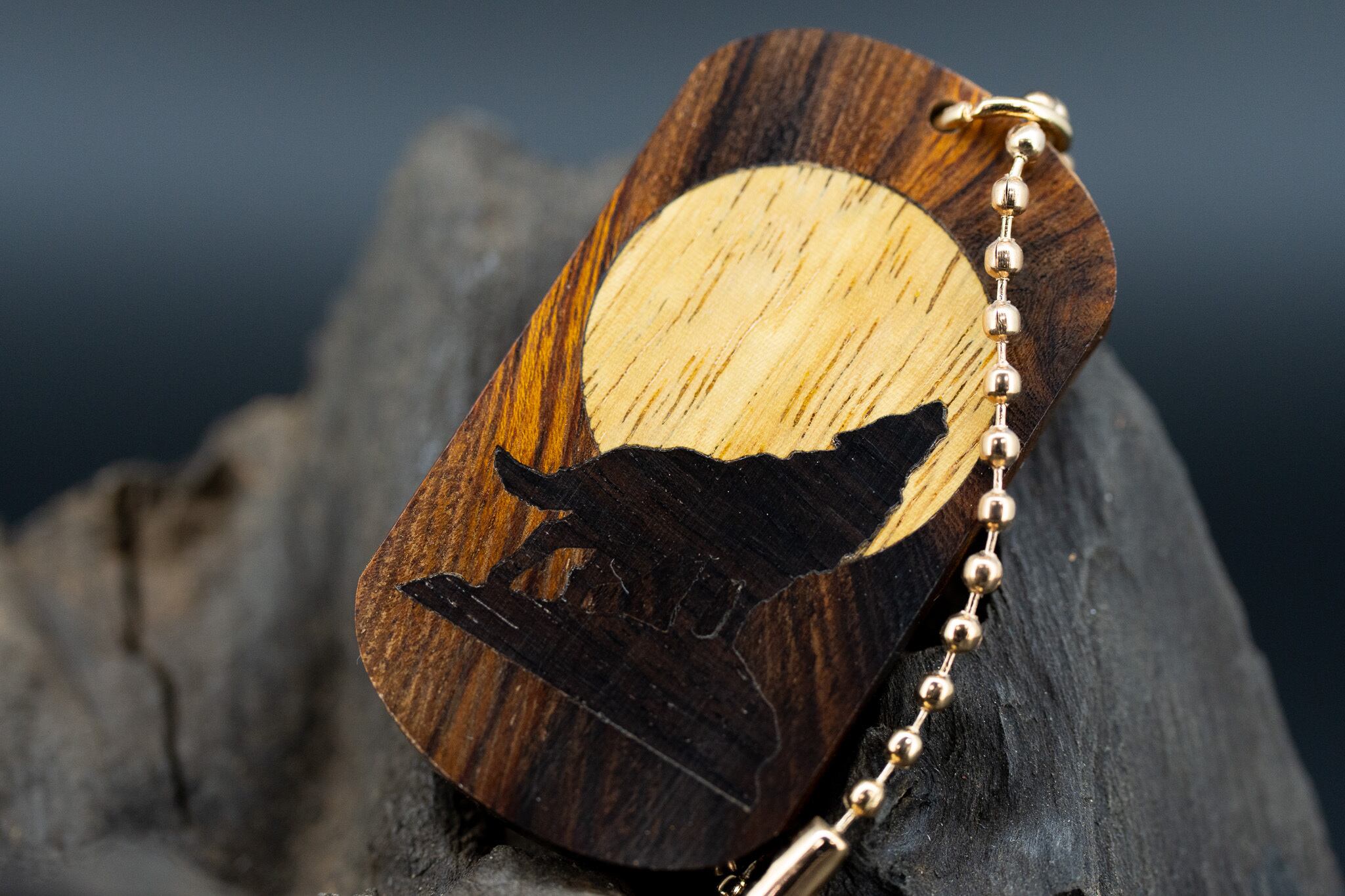 【砂漠の宝石】 デザートアイアンウッド ドッグタグ 象嵌 月と狼