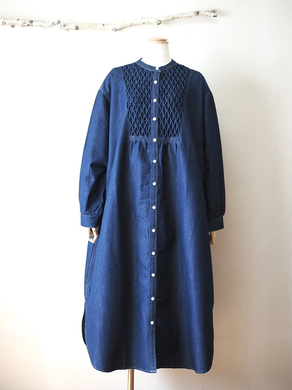 スモッキングデニムワンピース <ネイビー>
