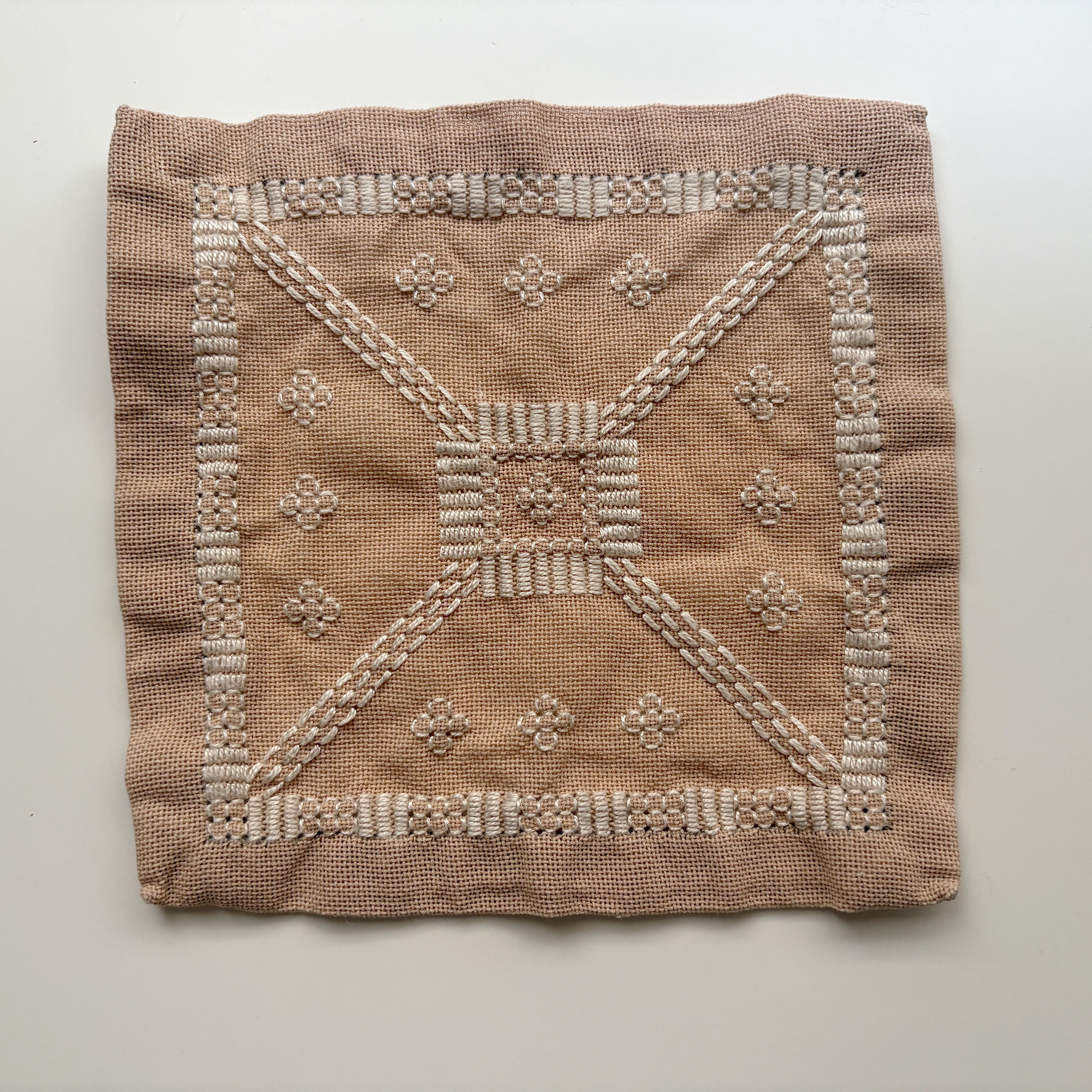 ピンクベージュの小さな刺繍布