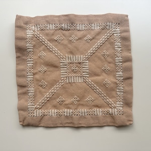 ピンクベージュの小さな刺繍布