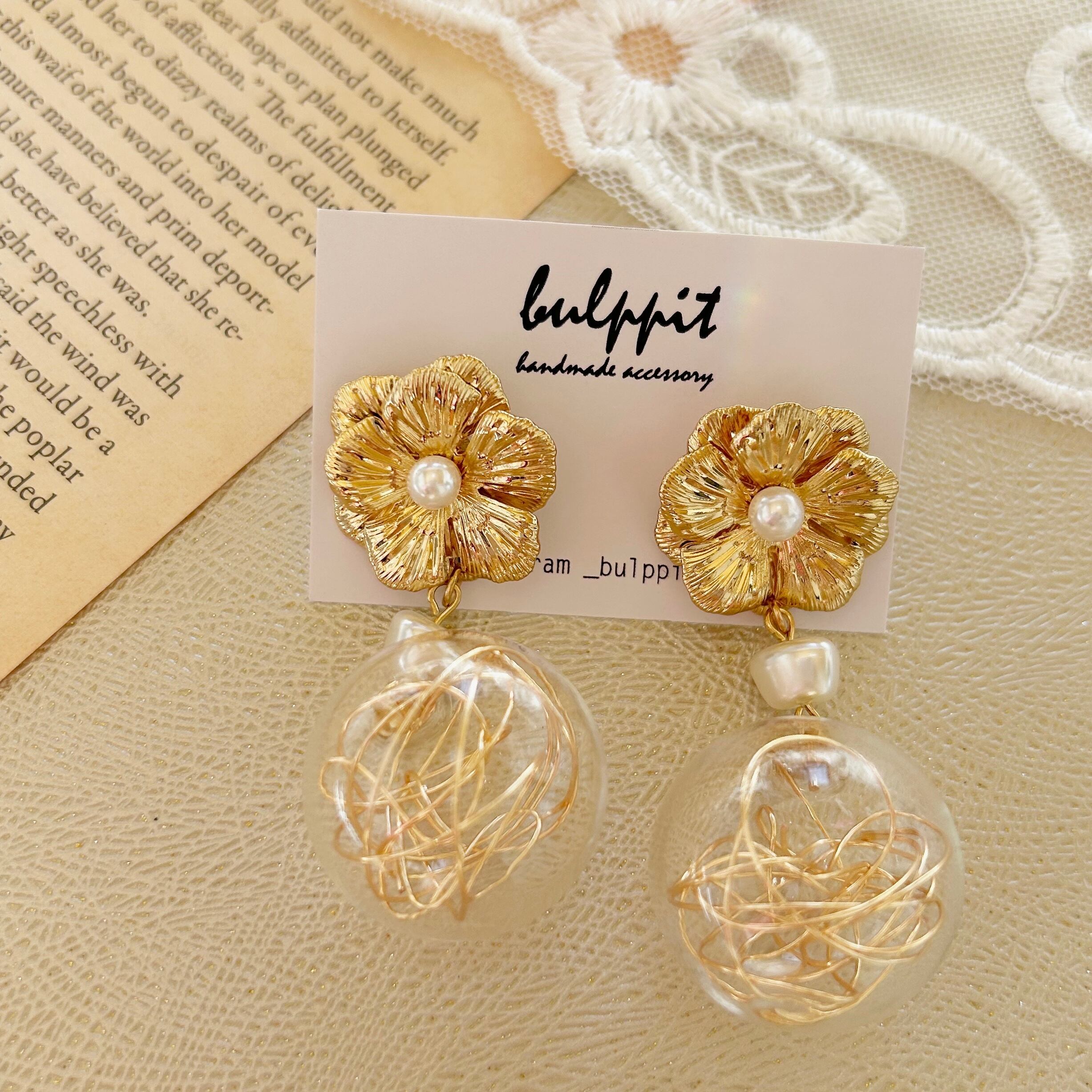 ワイヤー入りガラスボール×花の大ぶりピアス | Pay ID