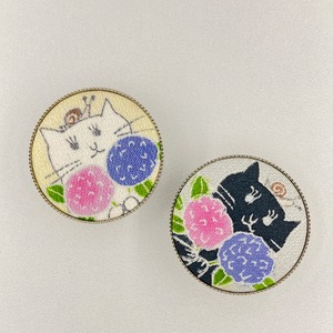 帯留「紫陽花とネコ」白ネコ／黒ネコ