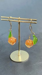 レジンで作った小さな鬼灯のピアス イヤリング