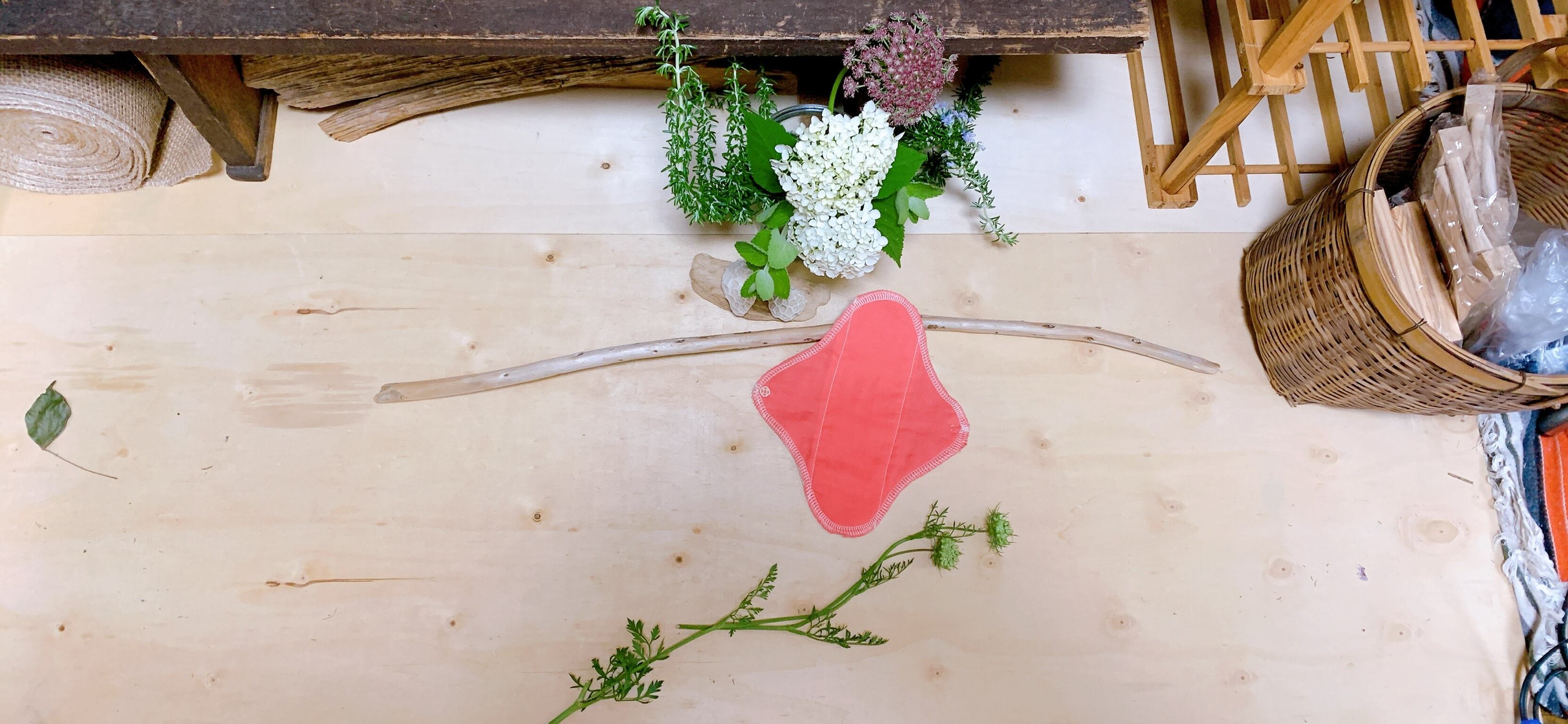 おりもの用ホルダー　サーモンピンク　第2チャクラ