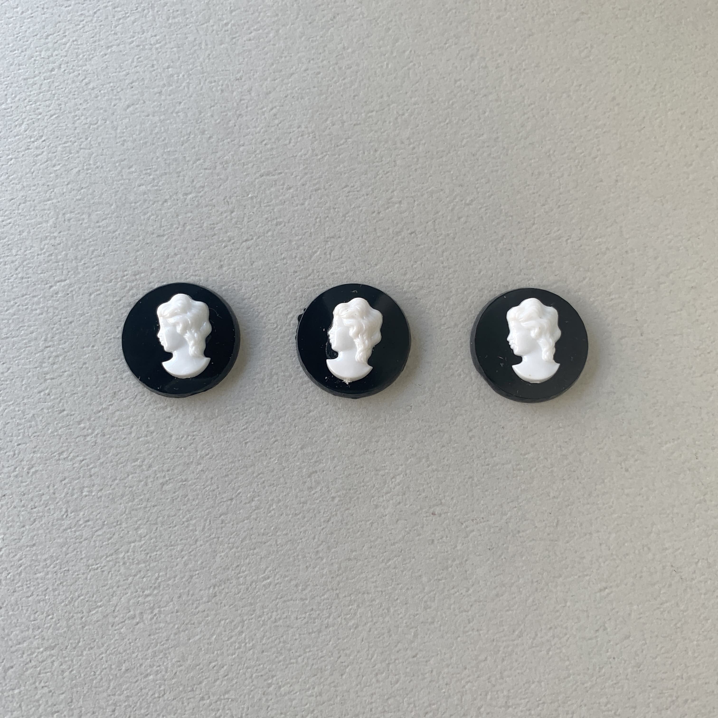 再入荷〉ドイツヴィンテージ アクリルカメオLL（ラウンド黒18mm