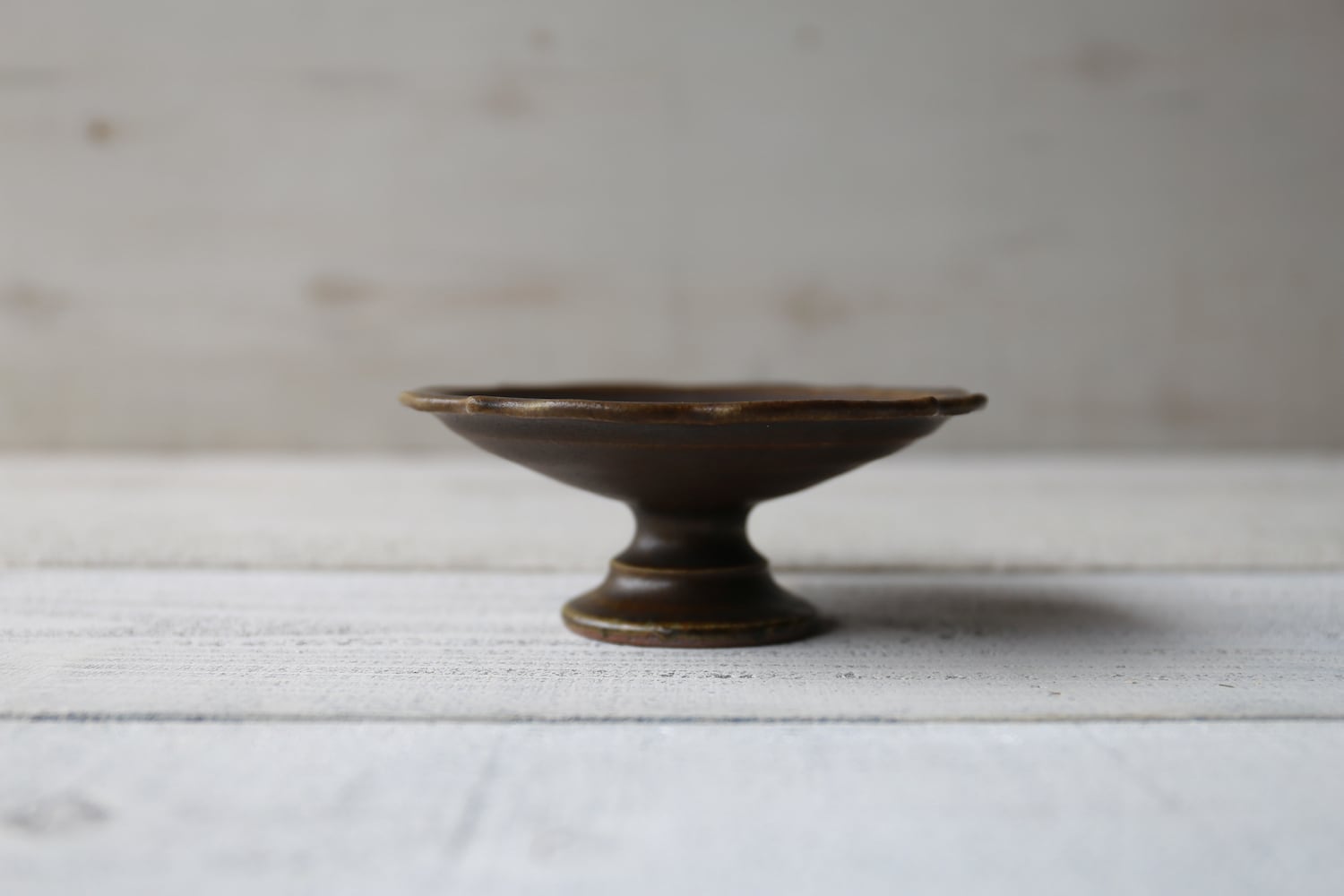 サビ釉 彫刻コンポート皿 中（13cm） | 古谷製陶所