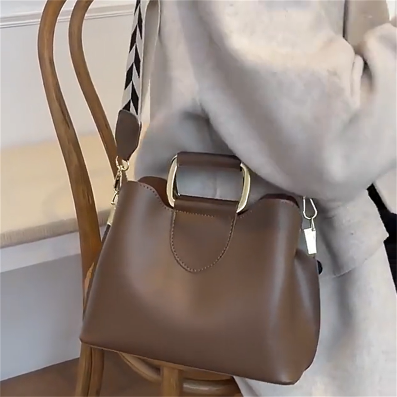 送料無料】 ショルダーバッグ 3色 大きめ 大容量 ストラップ 斜め掛け