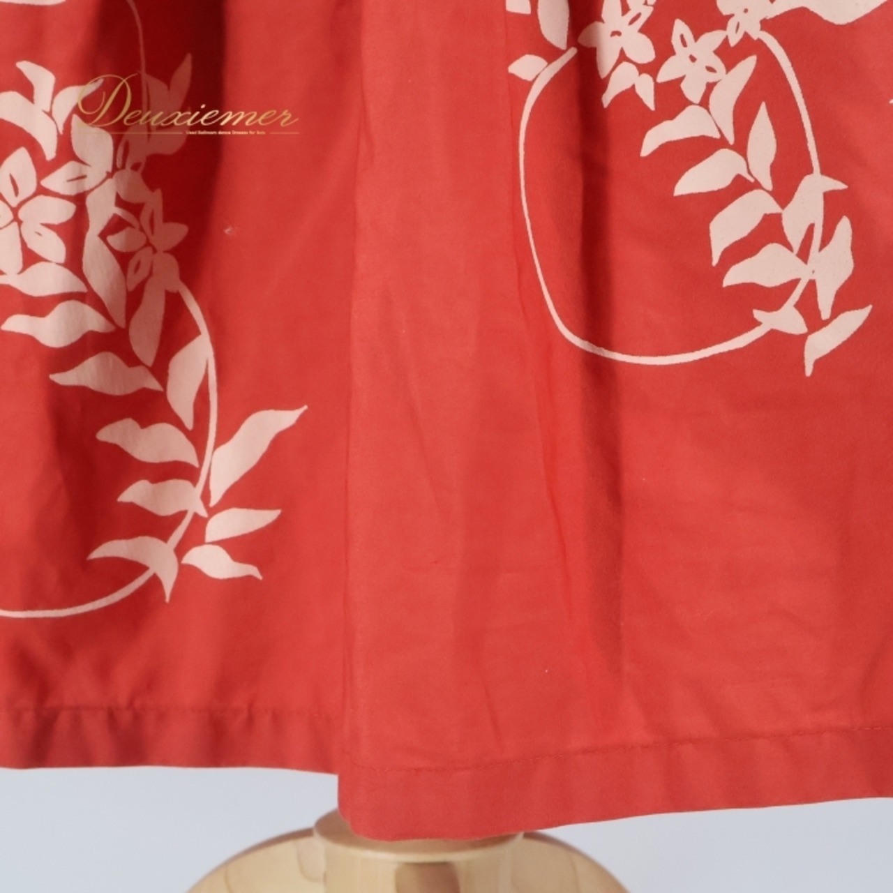 フラダンス 衣装 パウスカート レッド系 シングル ココナッツ柄 シンプル かわいい 鮮やか 華やか 明るい ふわふわ 赤 白 ハワイアン アロハ ハワイアンプリント フラ ダンス レッスン 練習 ホワイト系 ハワイアンスタイル