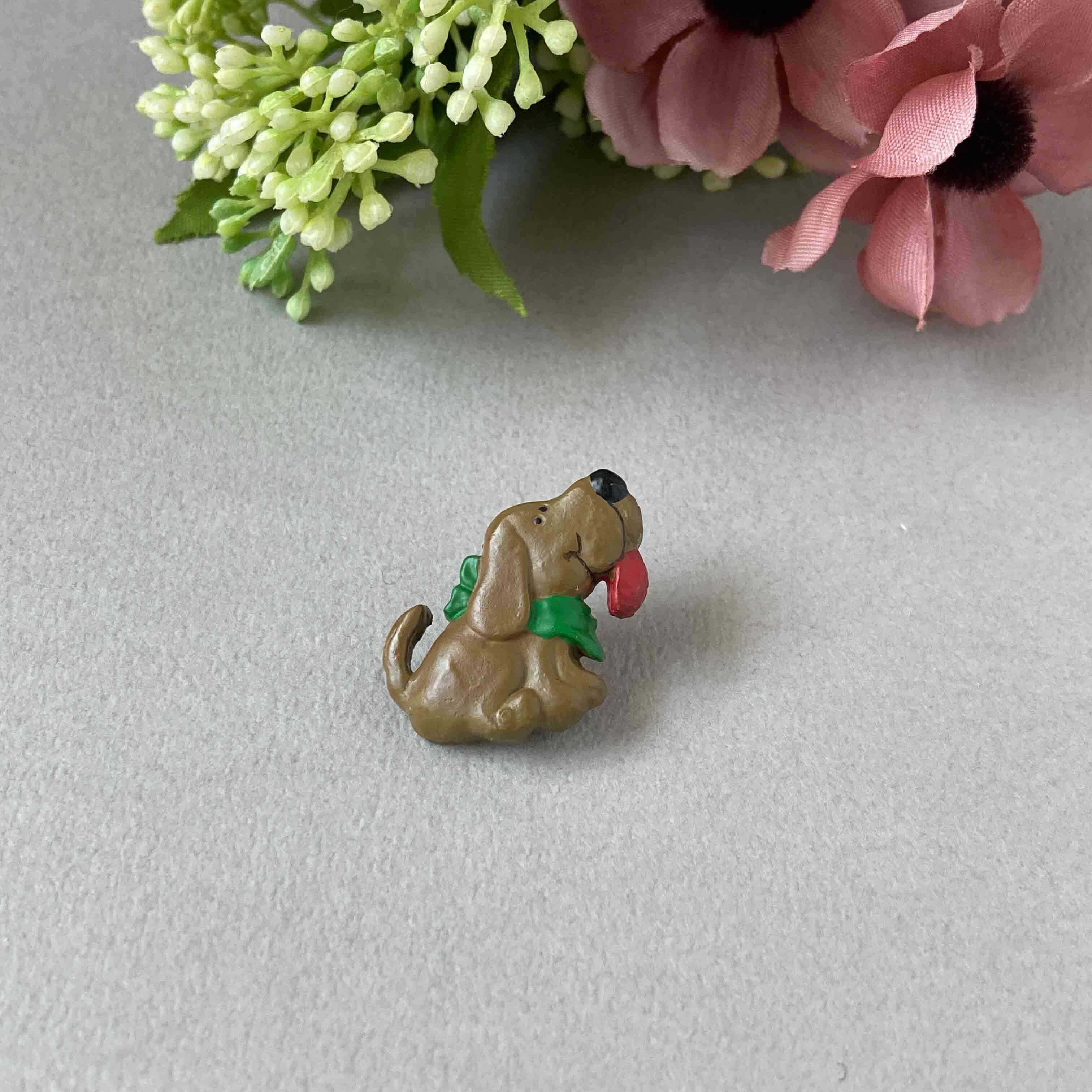 緑のリボンをつけたお座り犬のUKボタン(22mm)