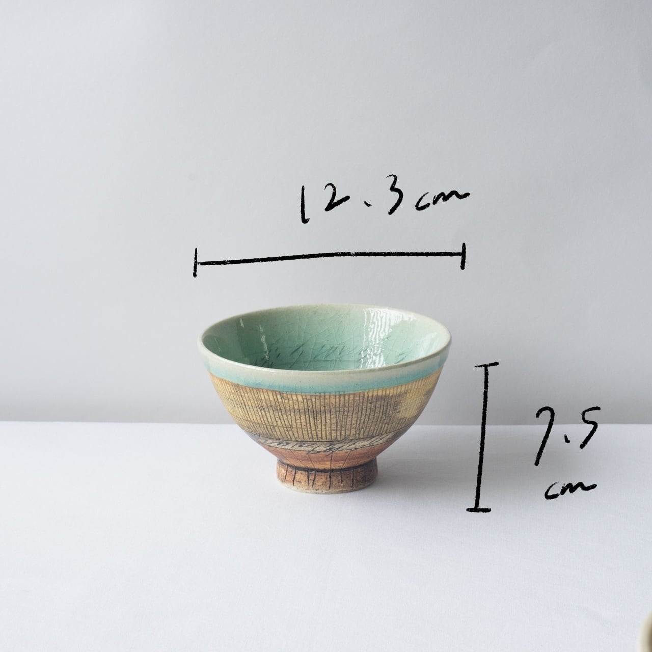 線刻のご飯茶碗【水色】 | Kamani | 多治見で営む 美濃焼器のWebショップ