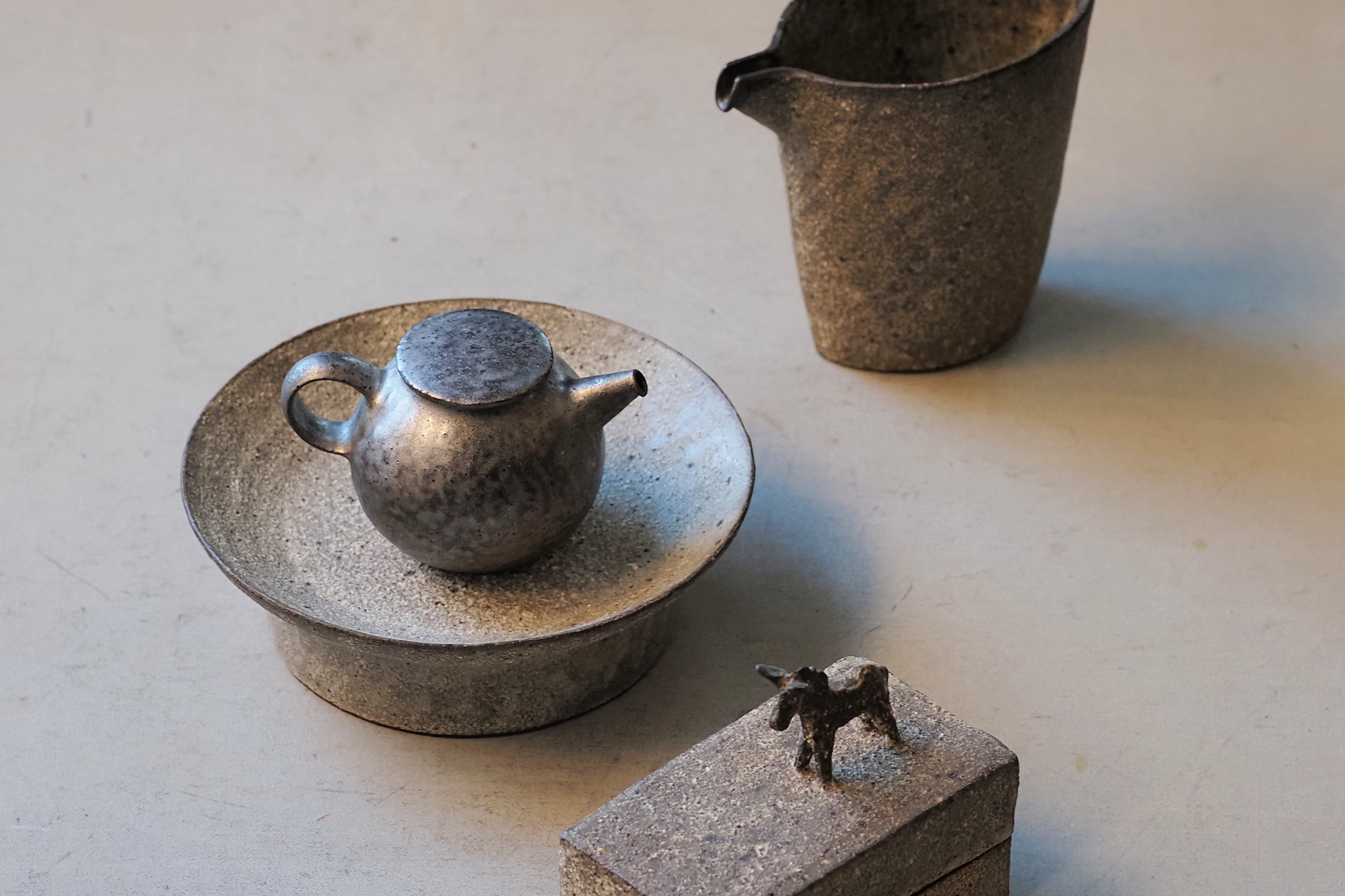 村上躍 蓋物　山羊 村上 躍 12.白灰化粧高台皿 | 陶屋なづな