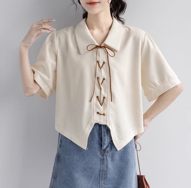 トップス シャツ ショート ショート丈 袖あり 半袖 襟付き リボン かわいい 大人可愛い きれいめ シンプル カジュアル 上品 おしゃれ お洒落 大人女子 こなれ感 ラフ マニッシュ ルーズ 個性的 クール 無地 春 夏 10代 20代 30代 レディース 女性用 学生 デート お出かけ お泊まり 休日 リゾート 旅行 着回し 普段使い 韓国系 黒 ブラック くすみカラー 大人カラー 春カラー アプリコット