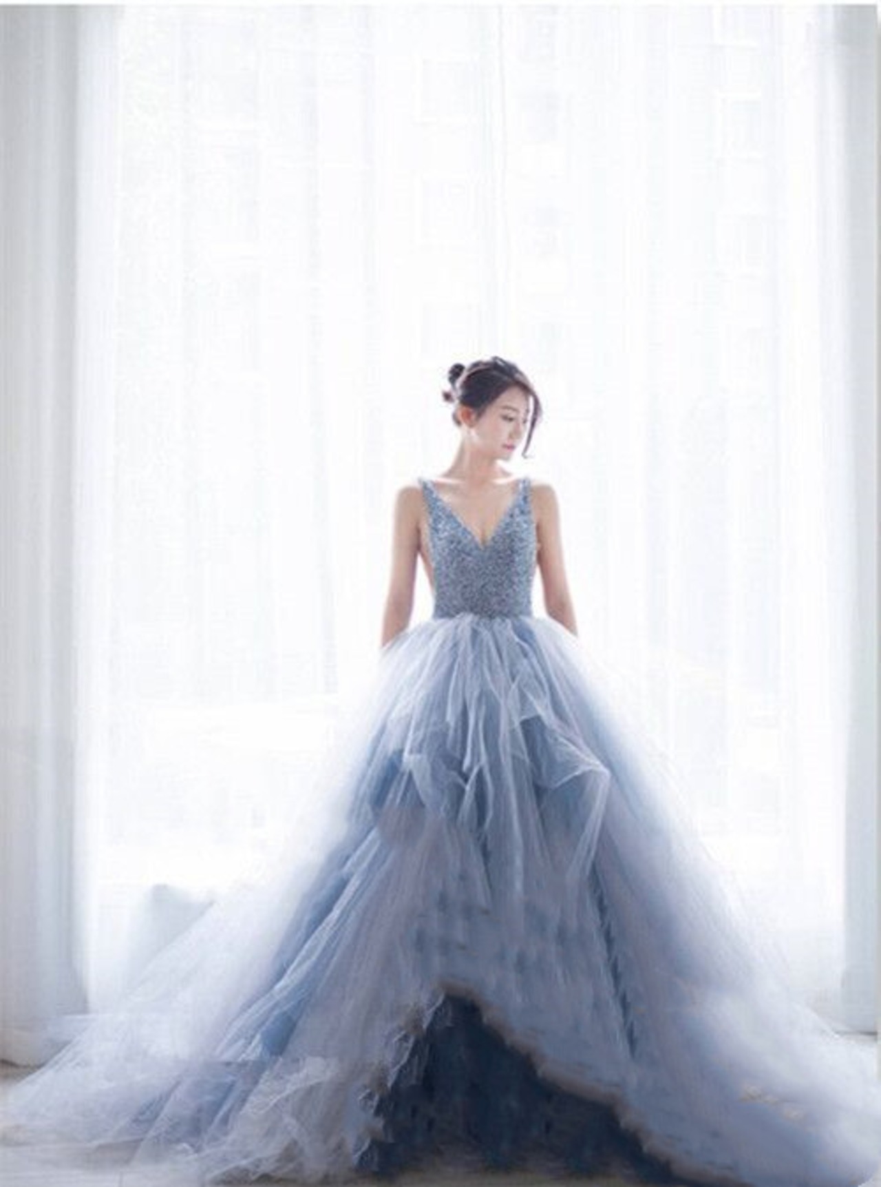 美品！カラードレス人気上昇 ブルーグレー Vネックドレス 華やかな  