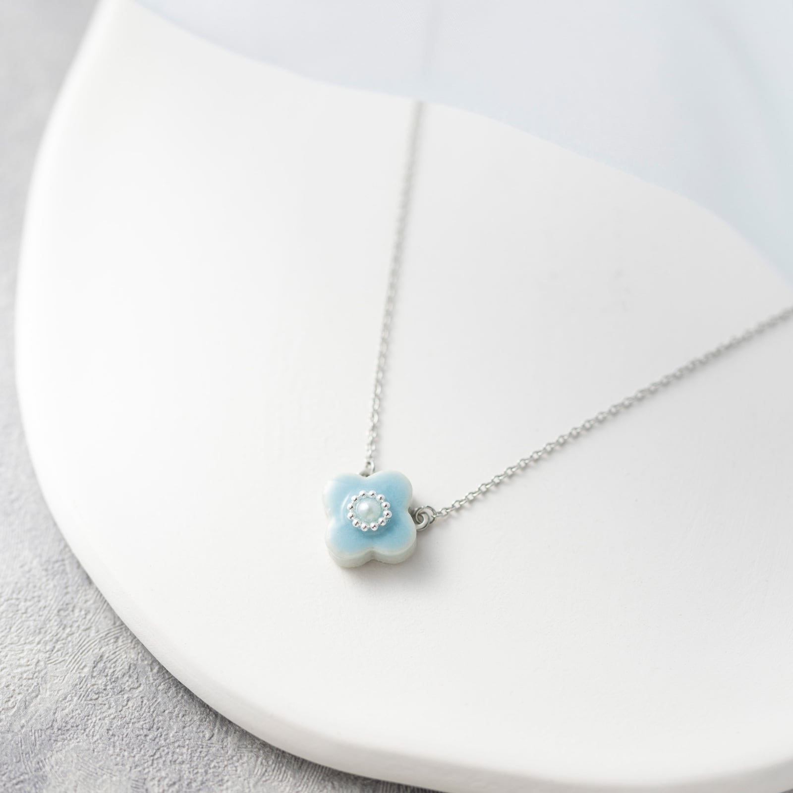 MIKELOオリジナル 陶器「tou」 小花 クリスタル ネックレス｜白磁
