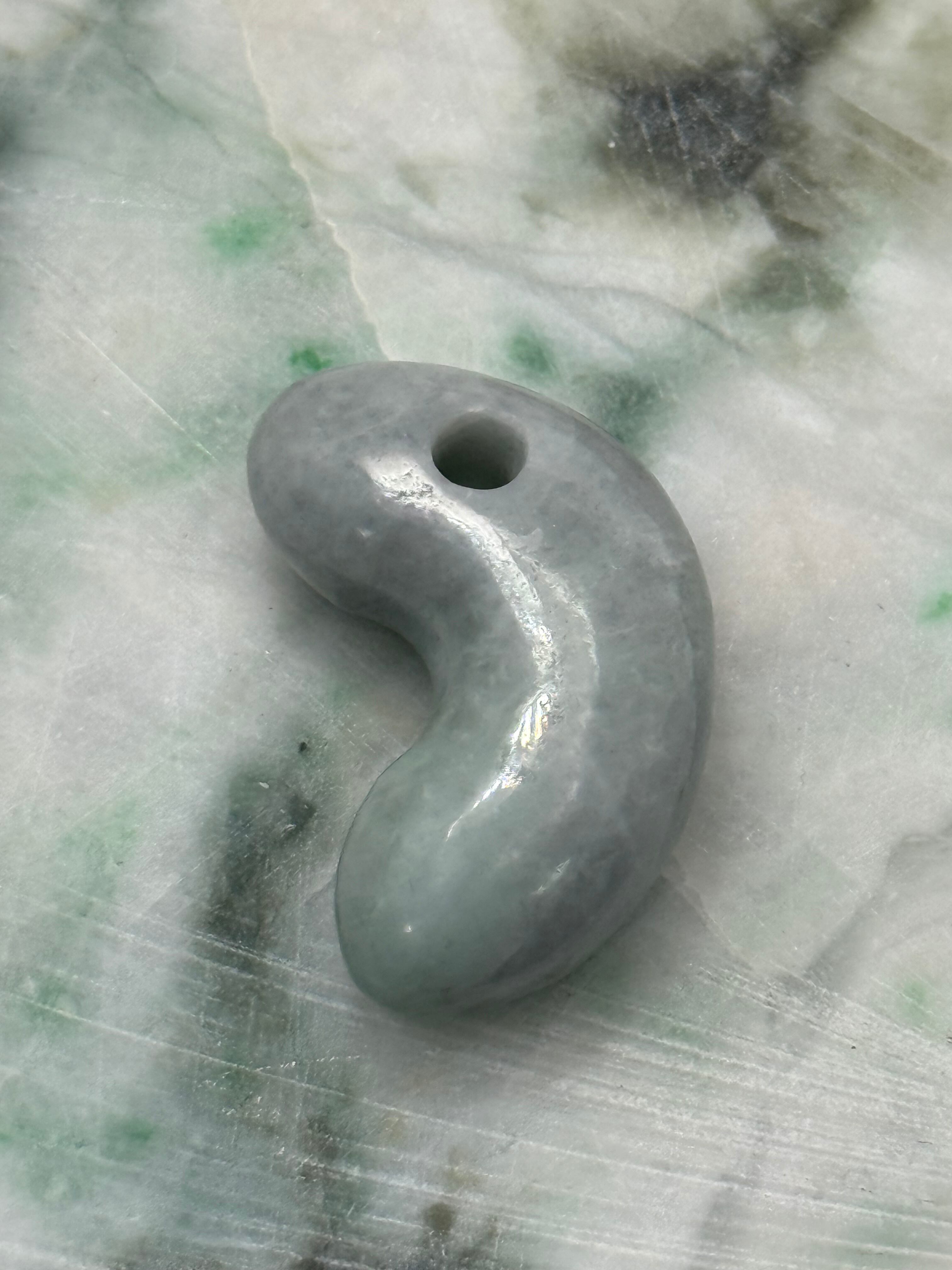 糸魚川翡翠 〜勾玉〜 灰緑 透過 018