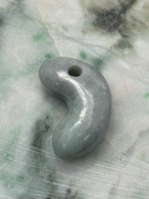 糸魚川翡翠 〜勾玉〜 灰緑 透過 018