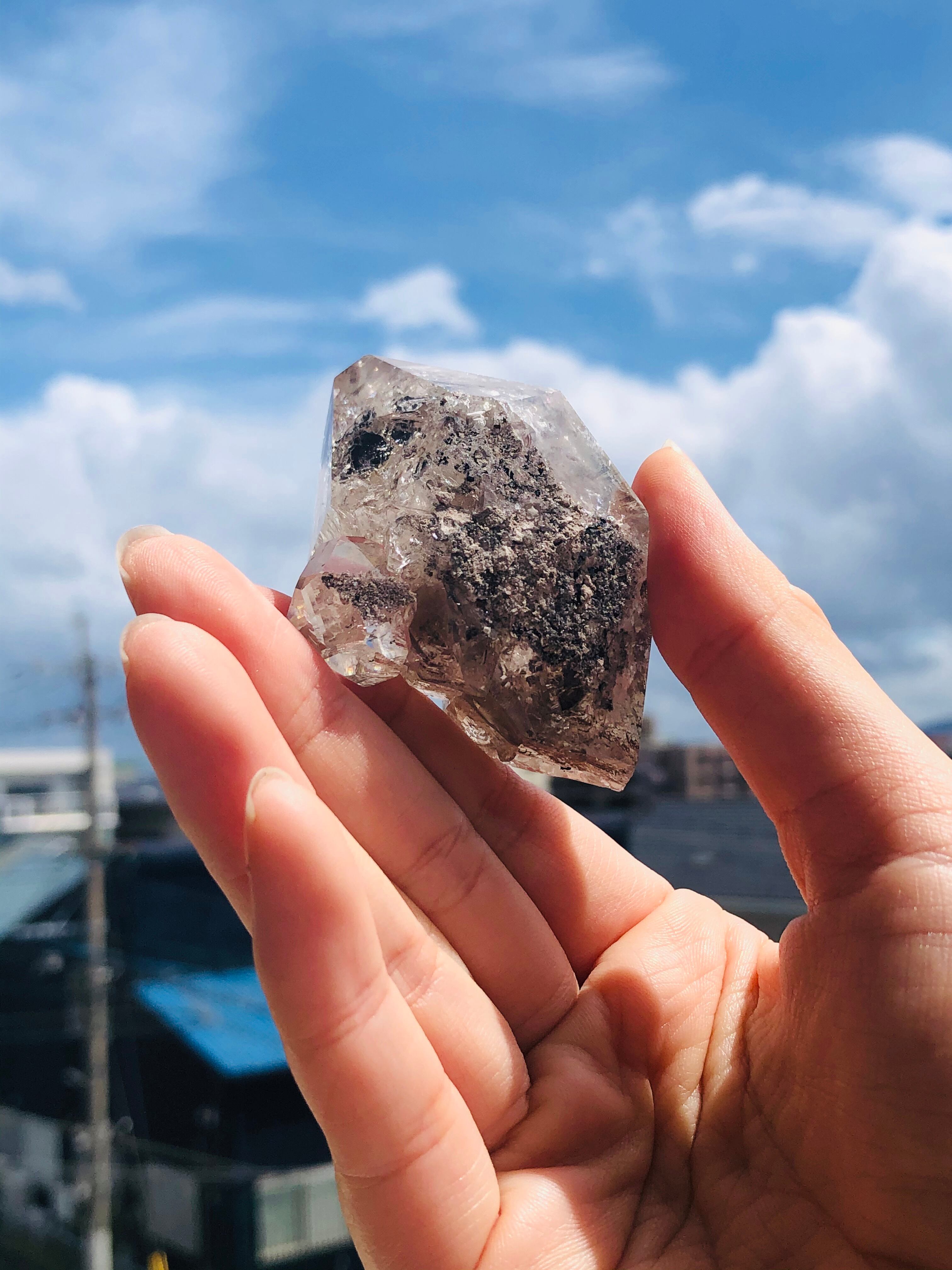 特別な水晶！虹入りハーキマーダイヤモンド原石（赤ちゃんのってます