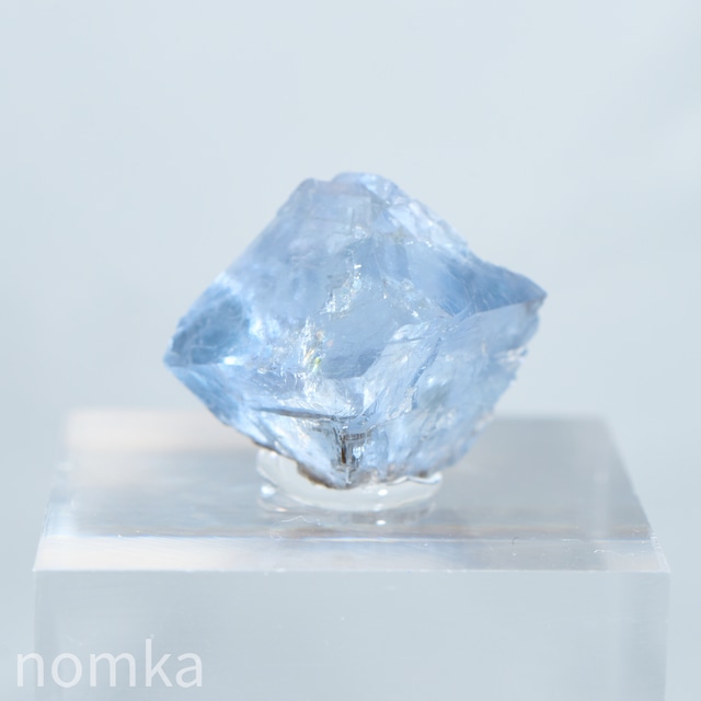 フローライト台付原石【スペイン産 / 約2.56g / アクリルベース固定】ngem-0315