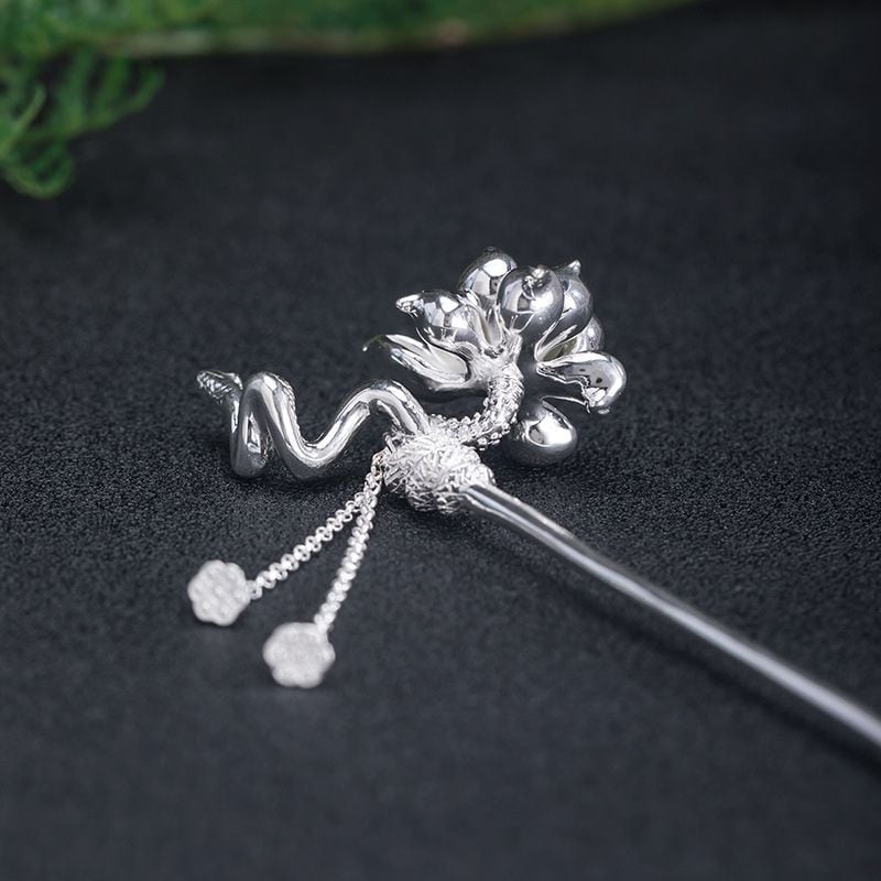 蓮と蛇のかんざし - ネフライトの清涼感と銀の輝きが調和した逸品K123