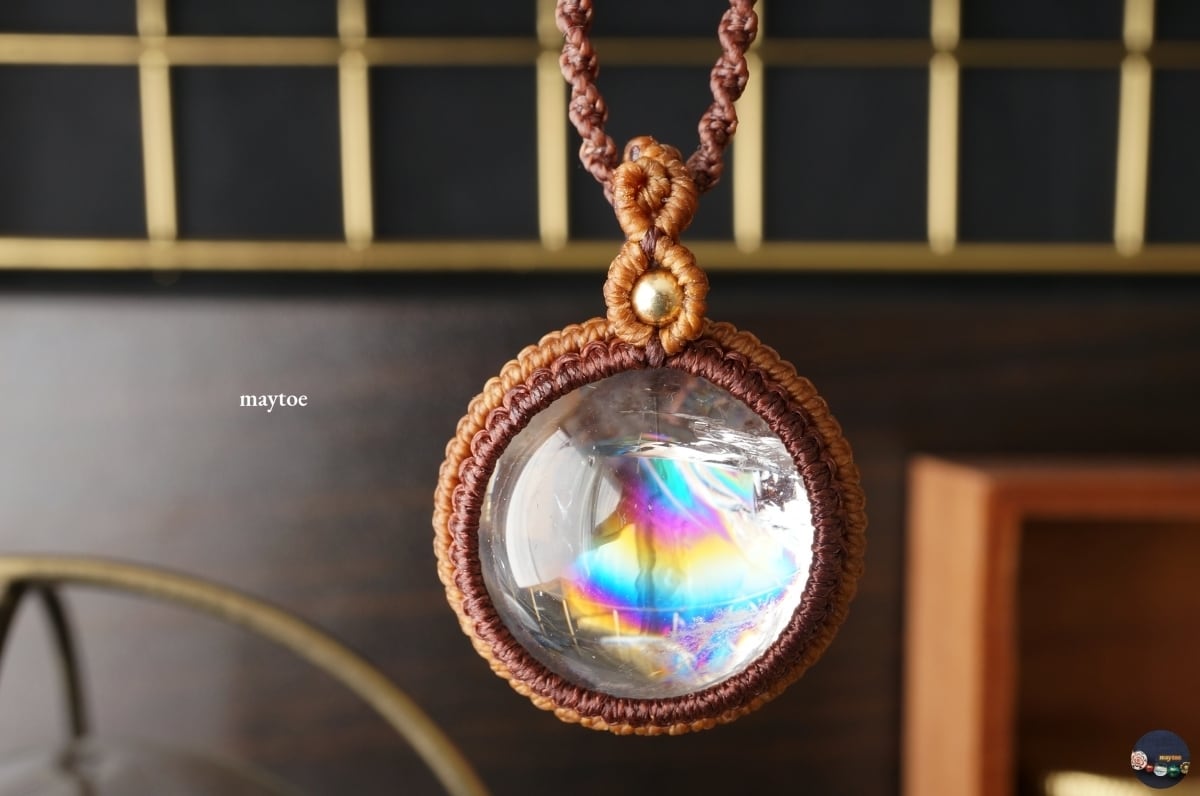 プレミアム級の虹入り☆レインボー水晶(アイリスクォーツ)七色天然石*厄除けチャクラネックレス<厄年のお守りに>