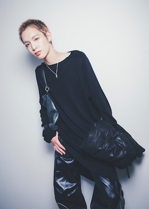 "JULIUS" 2014-2015FW COLLECTION asymmetry cotton-angola low-gauge knit