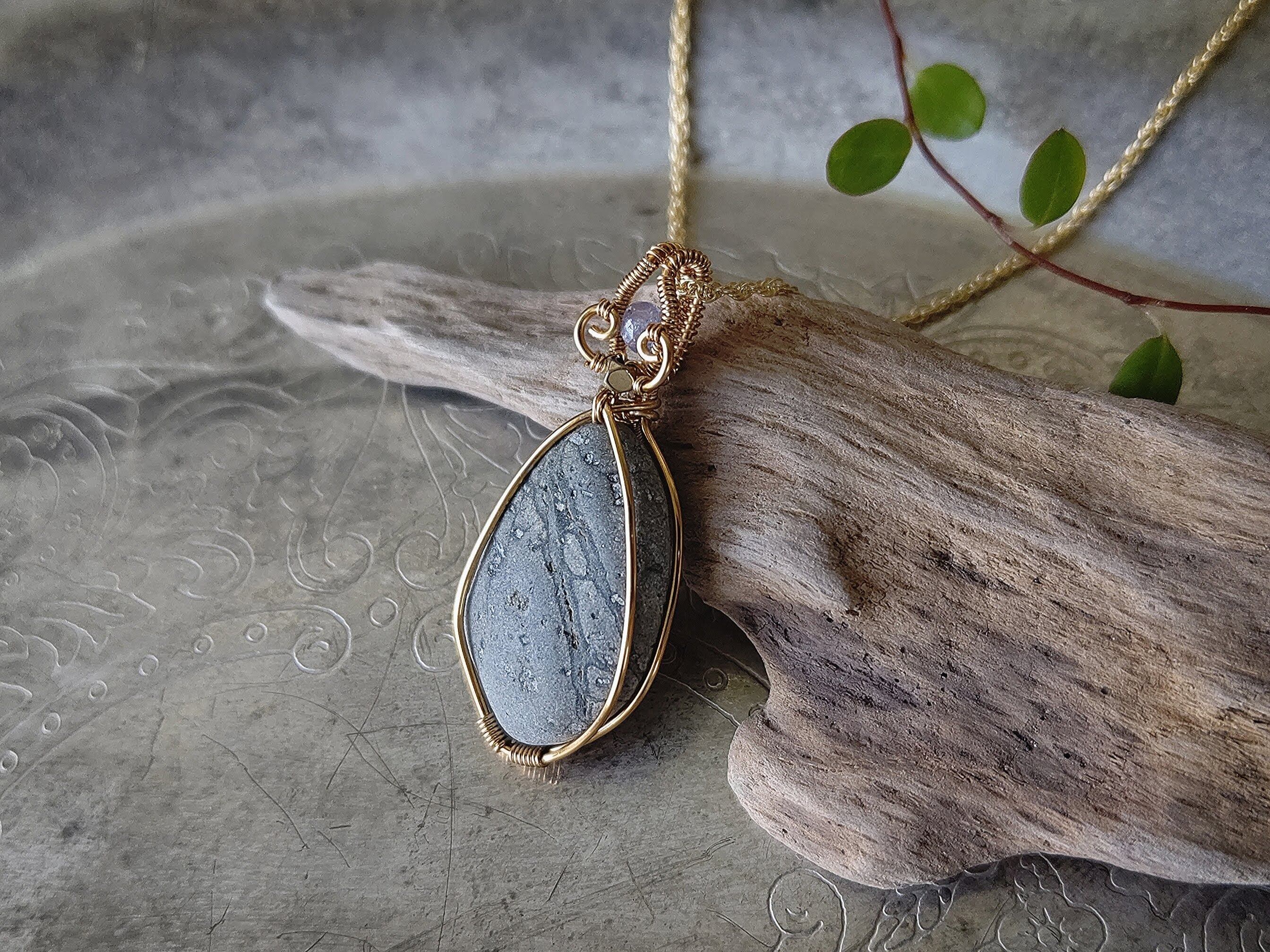 梅幻郷 石ころアクセサリー ワイヤーラッピング ペンダントトップ | Pay ID