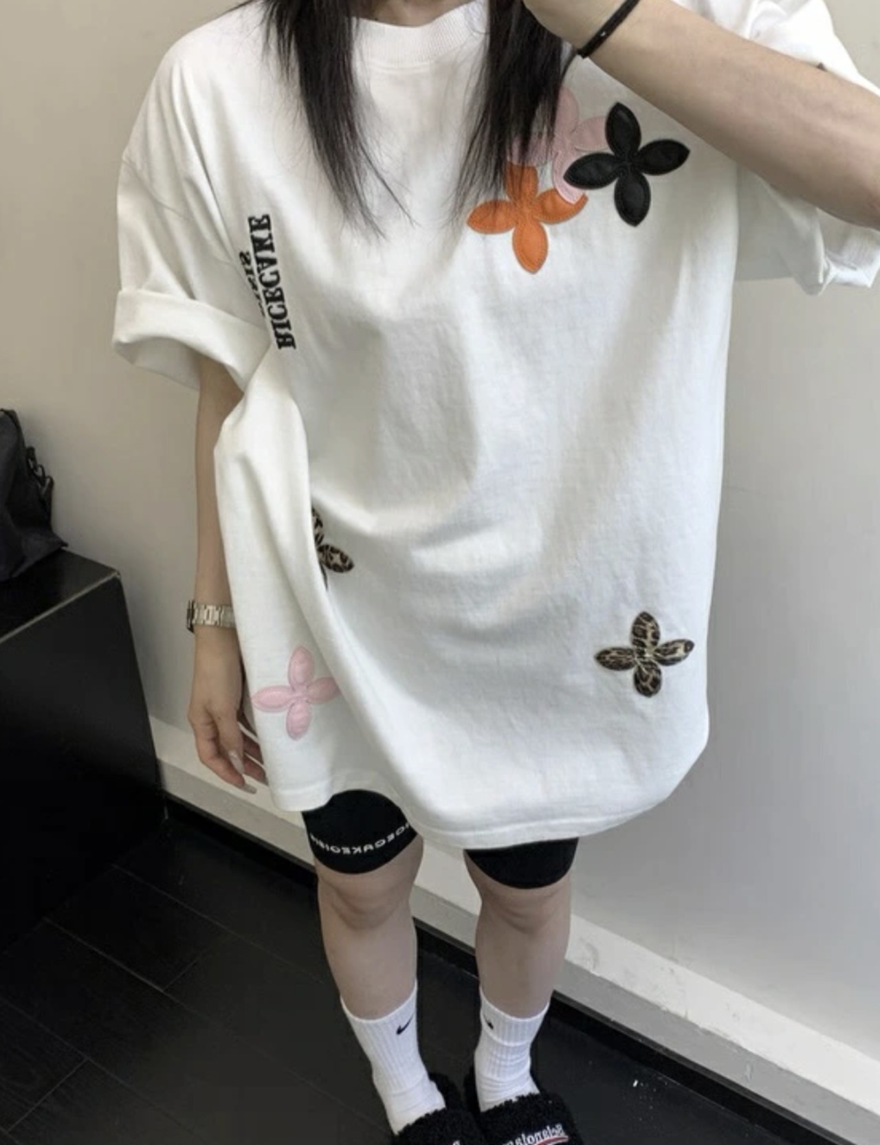 OISIS025 レザーパッチ刺繍ロゴTシャツ