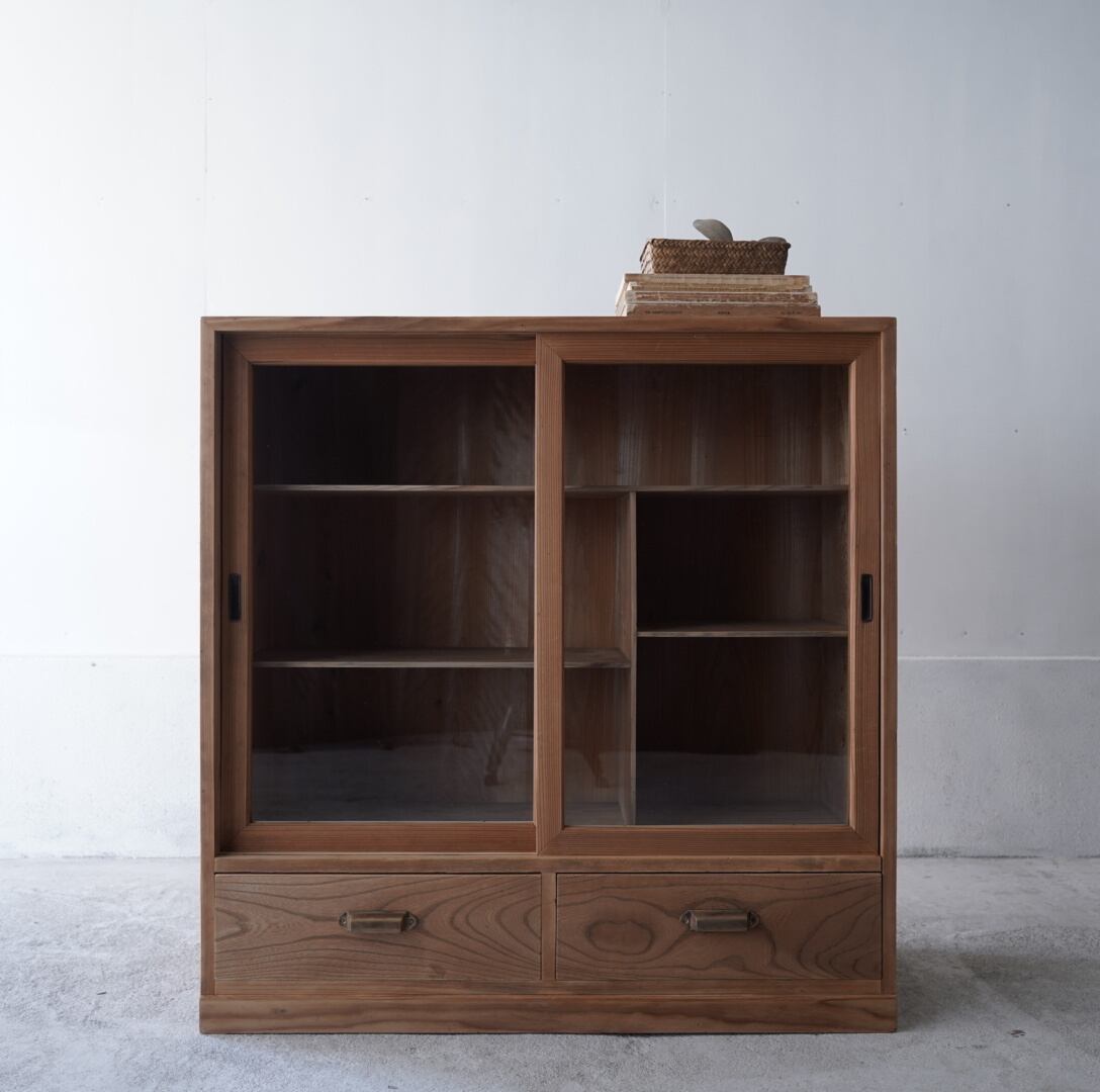 ガラス引き戸のキャビネット