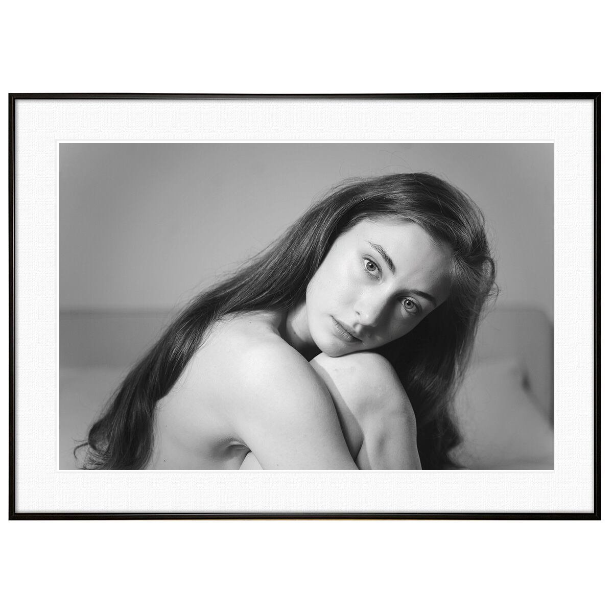 人物の写真 ベッドに座っている長い髪の女性 インテリアモノクロアートポスター額装 AS2132