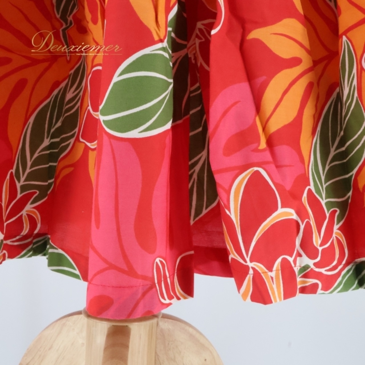 フラダンス 衣装 スカート レッド系 シングル プルメリア柄 ラウアエ柄 かわいい 華やか 鮮やか 明るい カラフル ふわふわ ひらひら 赤 橙 緑 ハワイアン アロハ ハワイアンプリント フラ ダンス レッスン 練習 オレンジ系 パーティー レディース