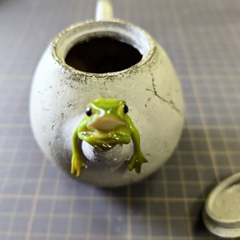 カエルオブジェ 急須蛙 注ぎ口座り | caeru