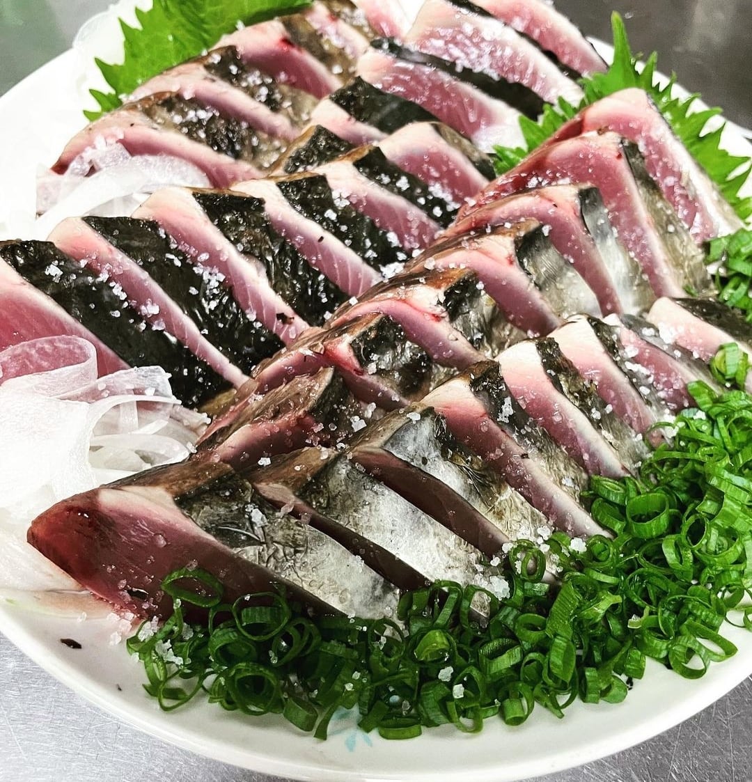 鰹の藁焼きタタキ(中) | 鮮魚一八