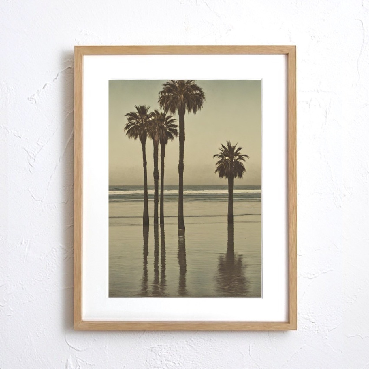 Silent Palm Reflection｜静かな海辺とヤシの木を描くヴィンテージフォトポスター｜海外リゾート感漂うモダンインテリアアート｜A2ポスター